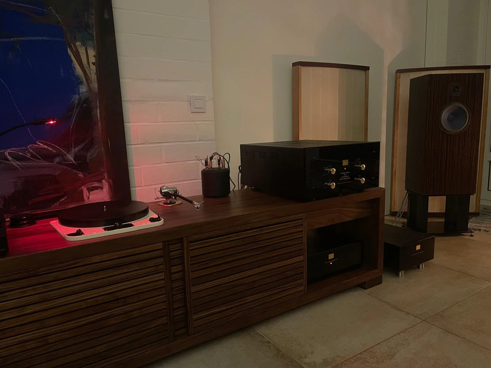 Walden High-End Audio Tonapparate Equipment Stand Walnut 9.jpg