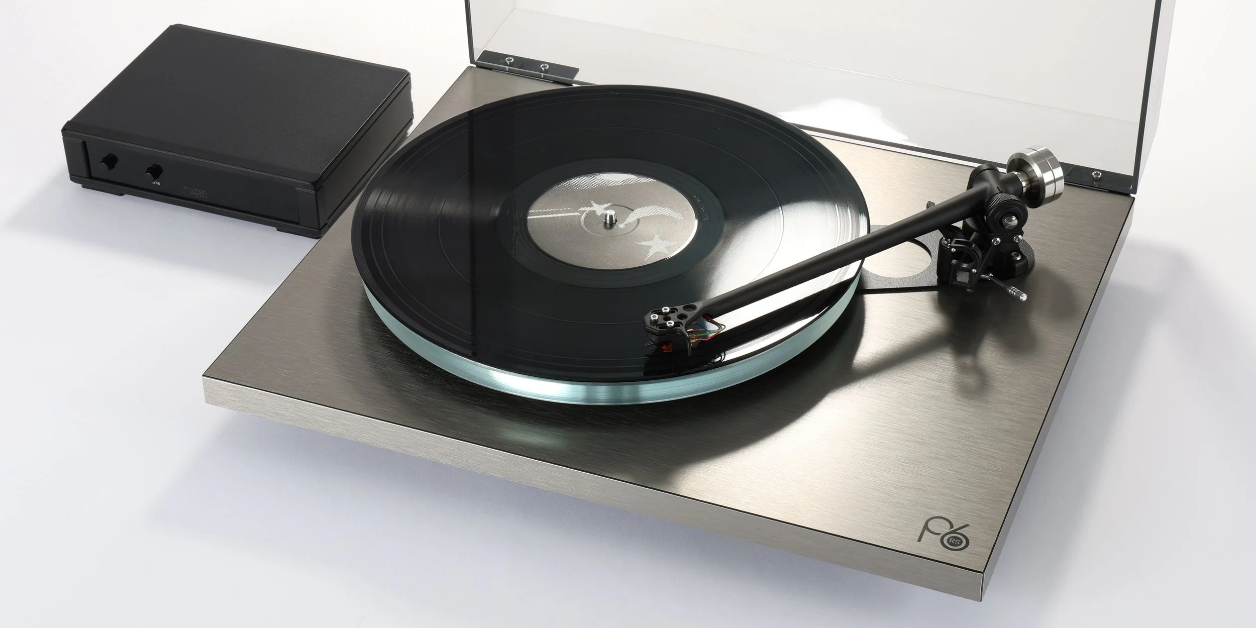 Rega Planar 6 RS Edition Turntable at Walden High-End Audio, official Rega dealer. High-End Audio Brussels, High-End Audio Shop Tervuren, Turntables Brussel, Hi-Fi Tervuren, Hi-Fi Brussels, Rega Turntables Brussels