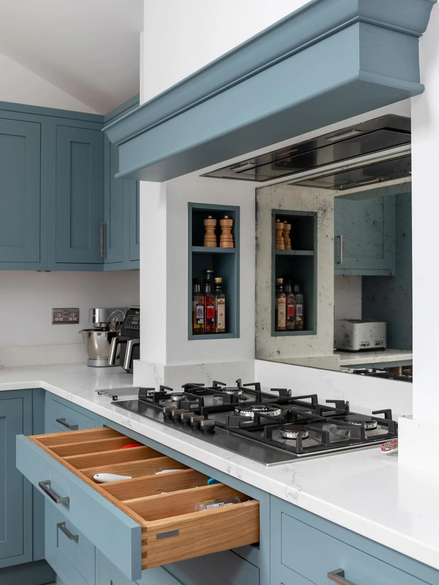 Why settle for standard?

Our team handcrafts bespoke drawer inserts designed around your lifestyle, not the masses.
From cutlery to knife blocks, utensils to spice trays, tea &amp; coffee dividers and beyond&hellip; if you can dream it, we can make 