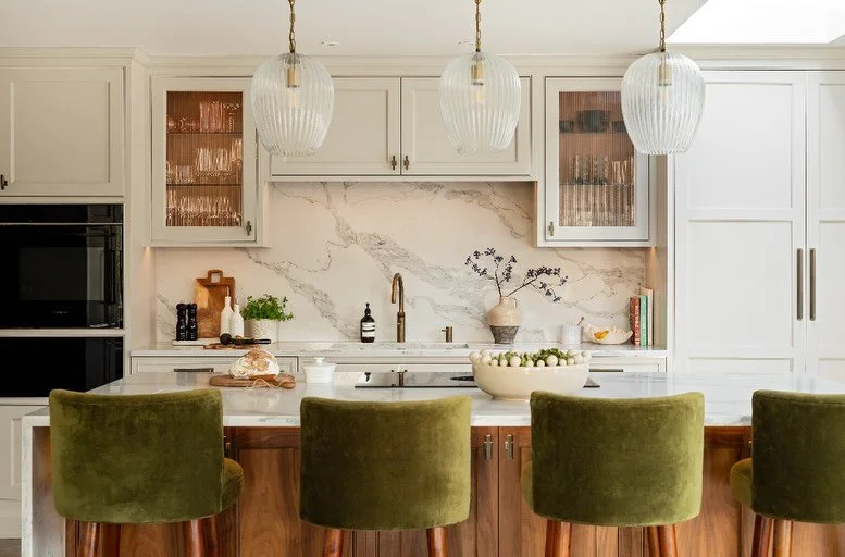 Handmade from start to finish in our Surrey workshop - Full project now on the website! Link in bio

This beautiful kitchen forms part of our Ella Austin Signature collection - a fully bespoke in-frame shaker design, crafted entirely by hand using tr