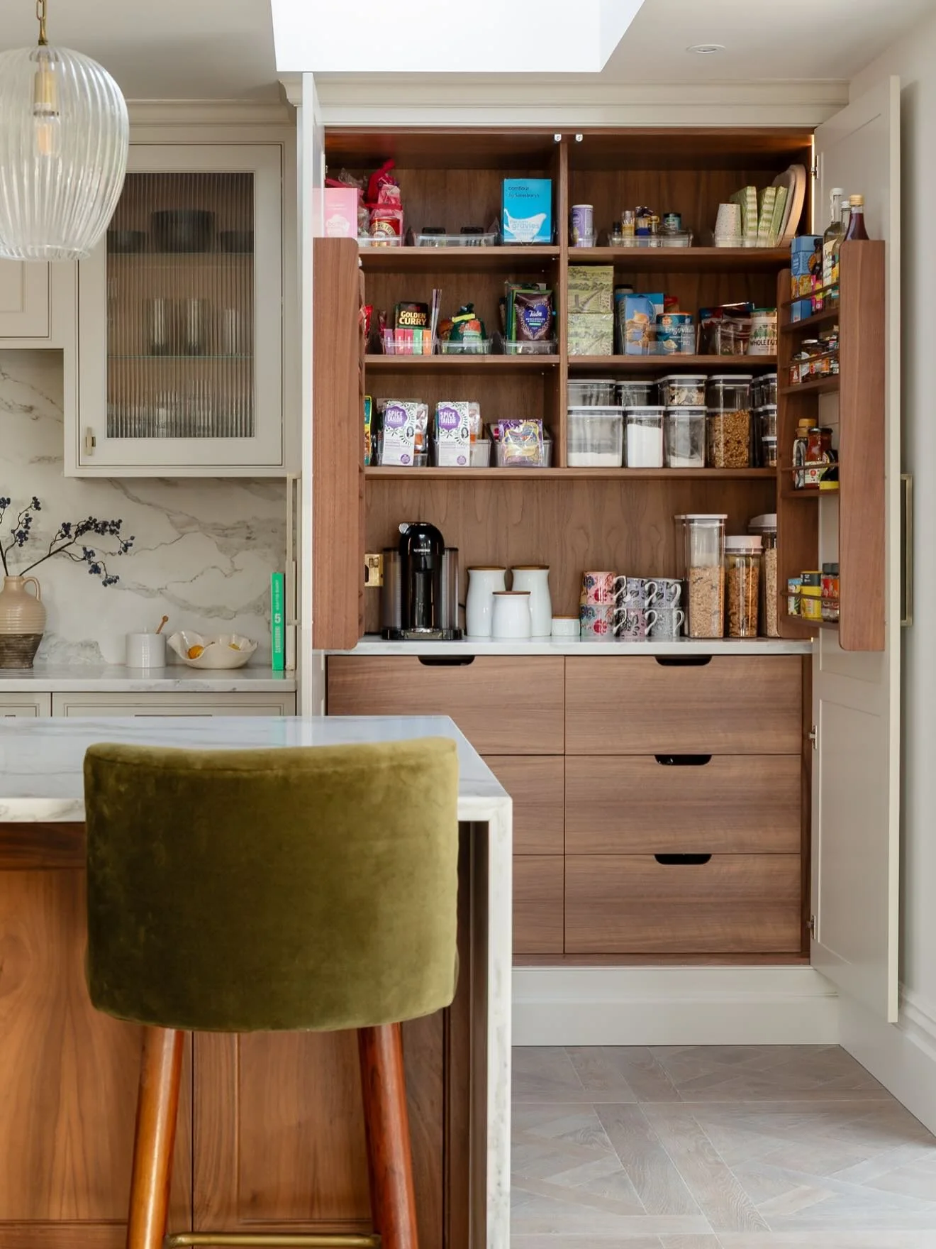 It&rsquo;s often the quieter moments in a kitchen that truly define it

&ndash; Perfect tall cabinet symmetry framing the glazed wine cabinet
&ndash; Double-mitred quartz waterfall edges for a seamless, sculptural finish
&ndash; A carved skirting det