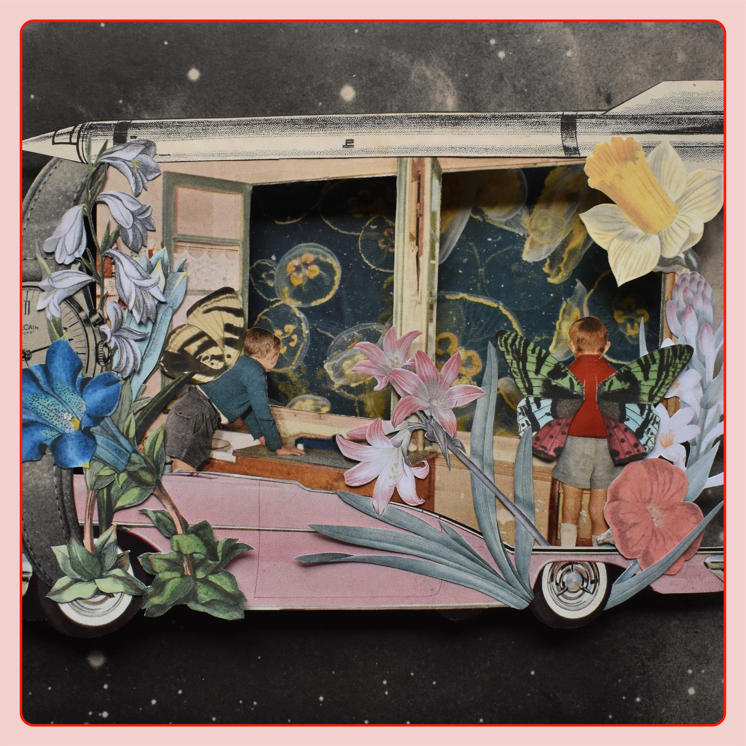 Escultura de un coche decorado con flores en collage, con niños en un aula y fondo de galaxia y medusas.