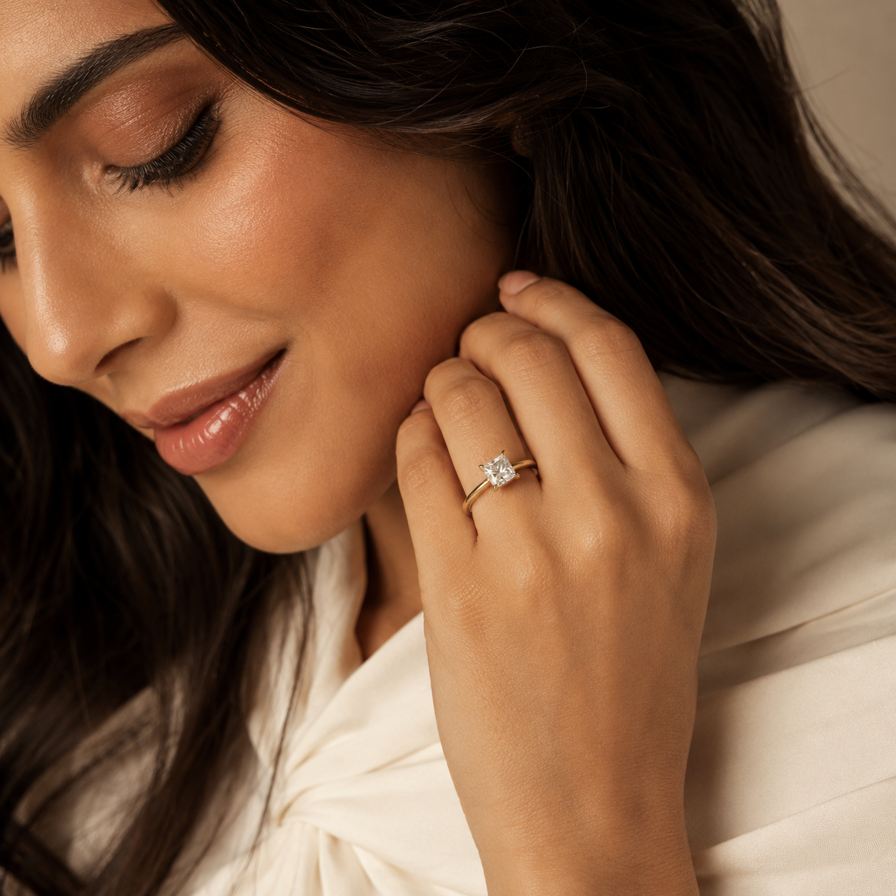 Princess_Yellow_Gold_02_Ring_Lifestyle.png