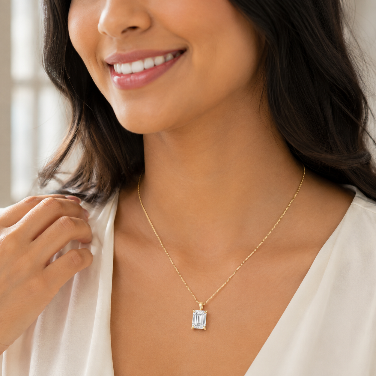 Emerald_Yellow_Gold_04_Pendant_Lifestyle.png