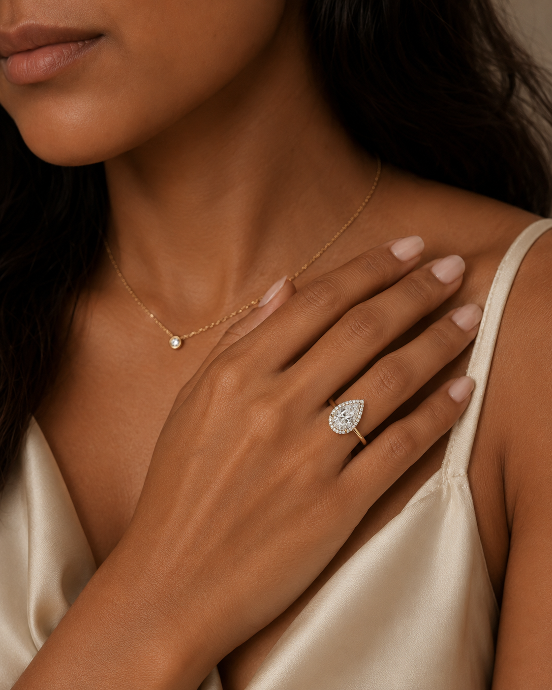 R09_Lifestyle_Yellow-Gold_Pear-Halo.png