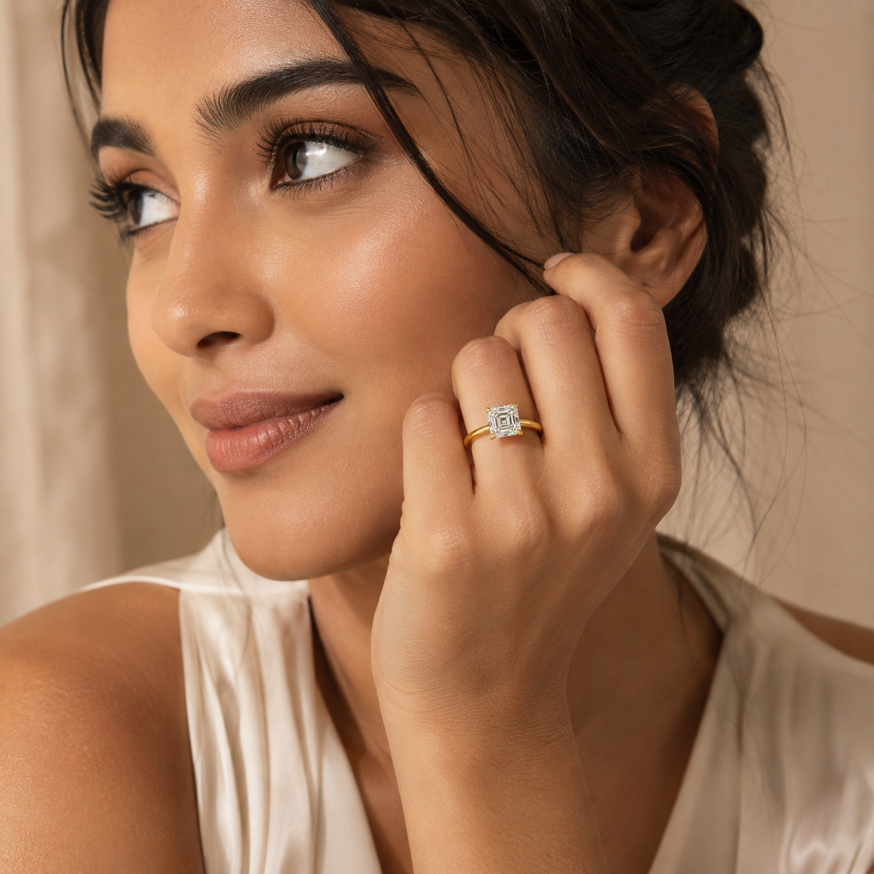 Asscher_Yellow_Gold_02_Ring_Lifestyle.png