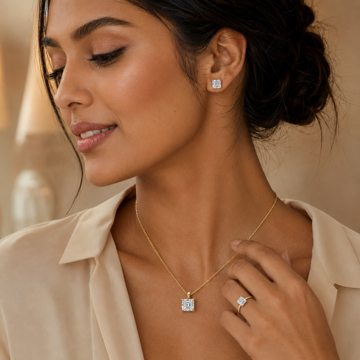Asscher_Yellow_Gold_08_Collection_Lifestyle.png
