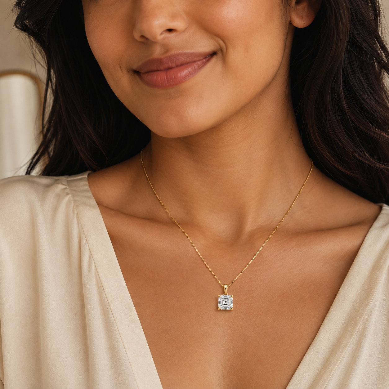 Asscher_Yellow_Gold_04_Pendant_Lifestyle.png