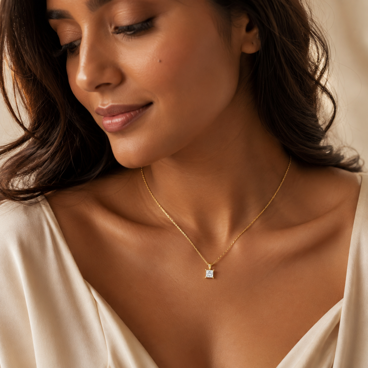 Princess_Yellow_Gold_04_Pendant_Lifestyle.png