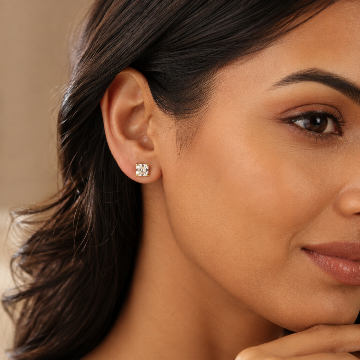 Asscher_Yellow_Gold_06_Studs_Lifestyle.png
