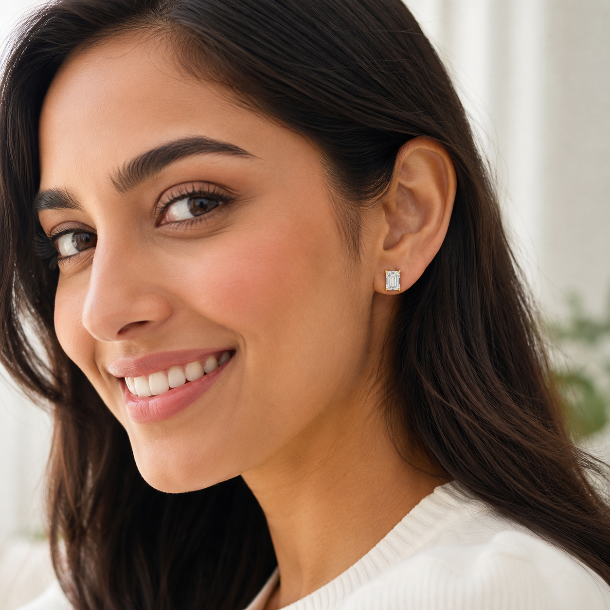 Emerald_Yellow_Gold_06_Studs_Lifestyle.png