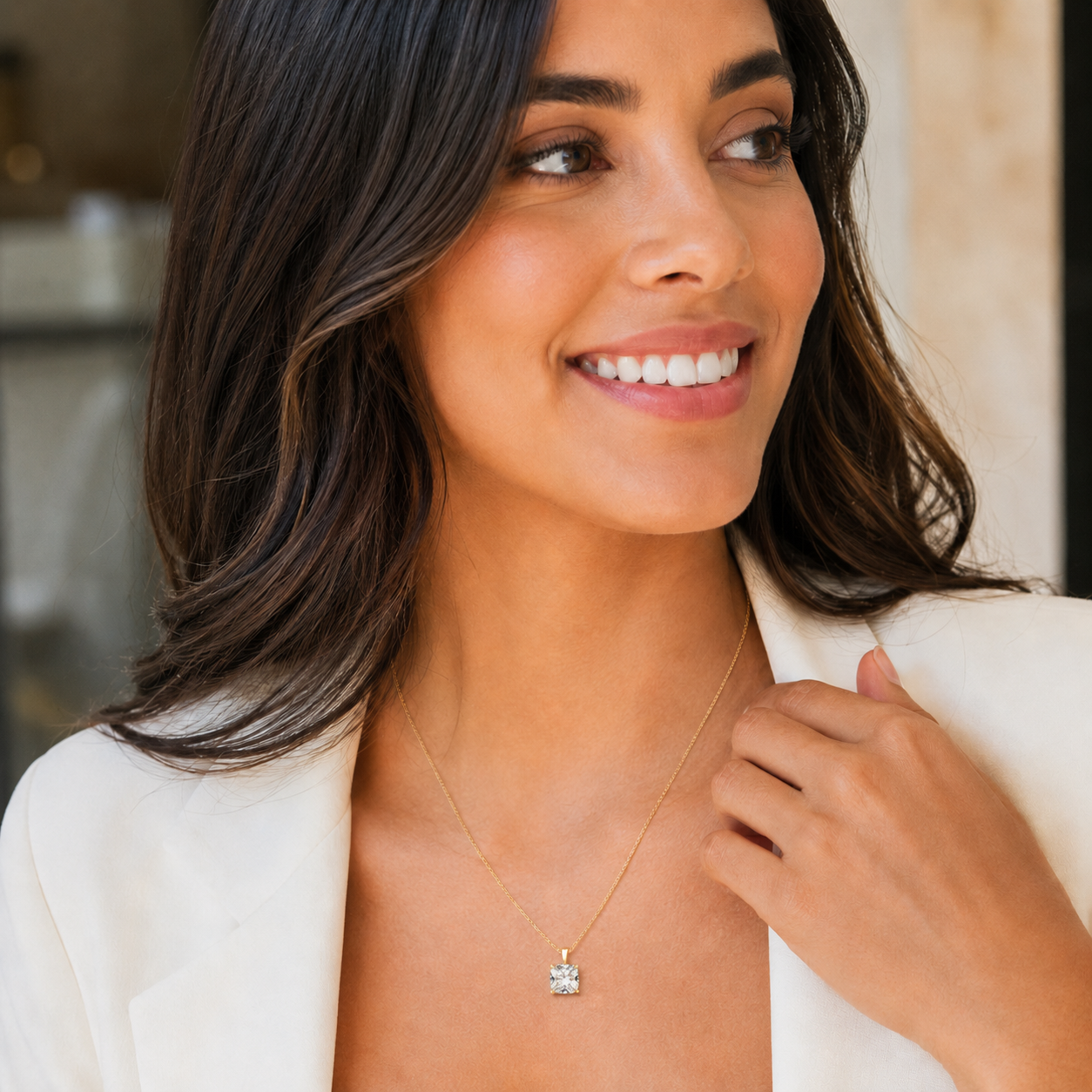 Cushion_Yellow_Gold_04_Pendant_Lifestyle.png