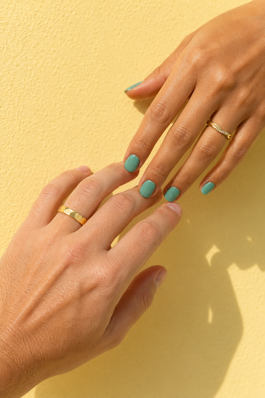 WB09_REVIEW_Lifestyle_His-Hers_Faceted-Twist.png