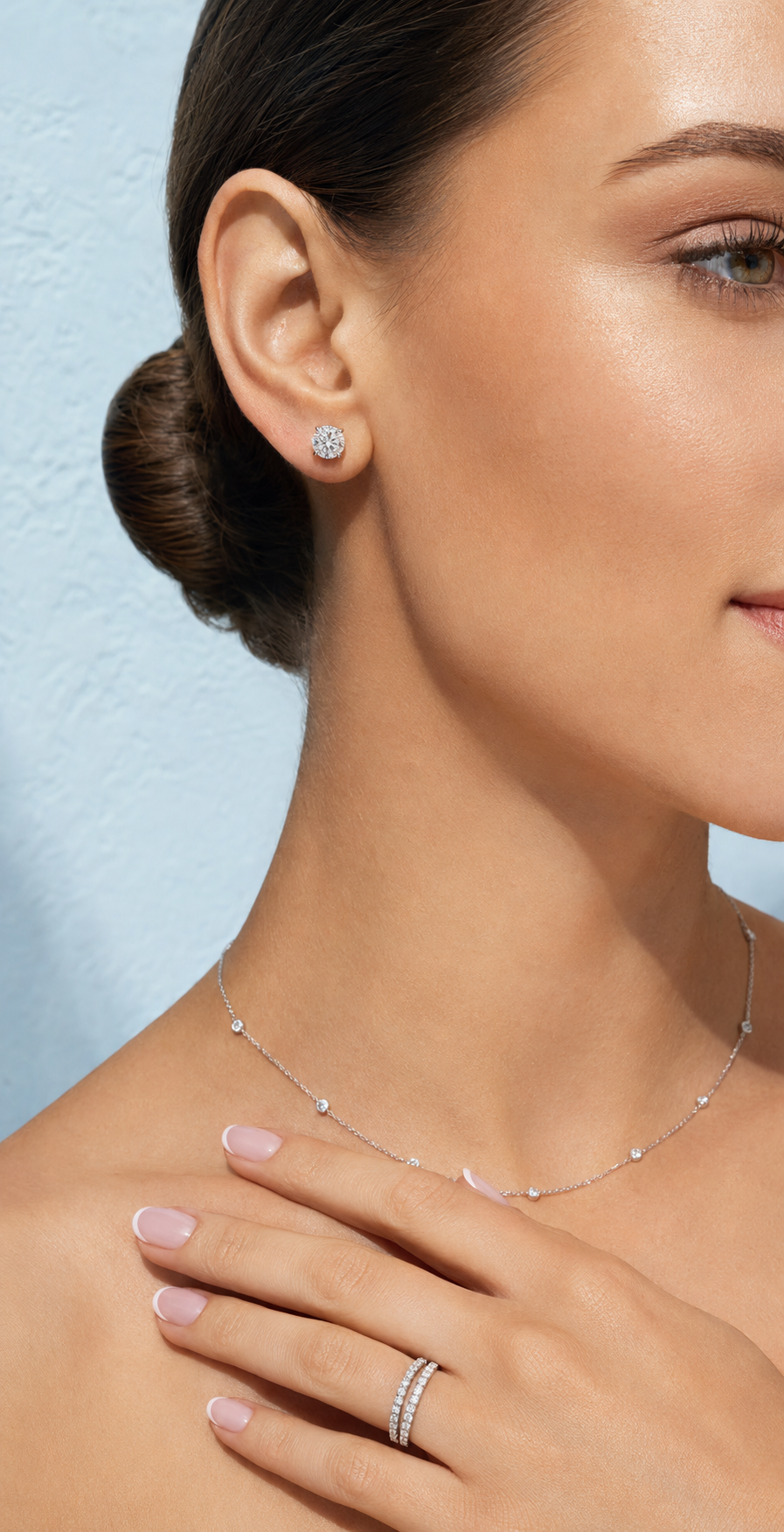 E01_Lifestyle_White-Gold_Round-Solitaire-Studs.png