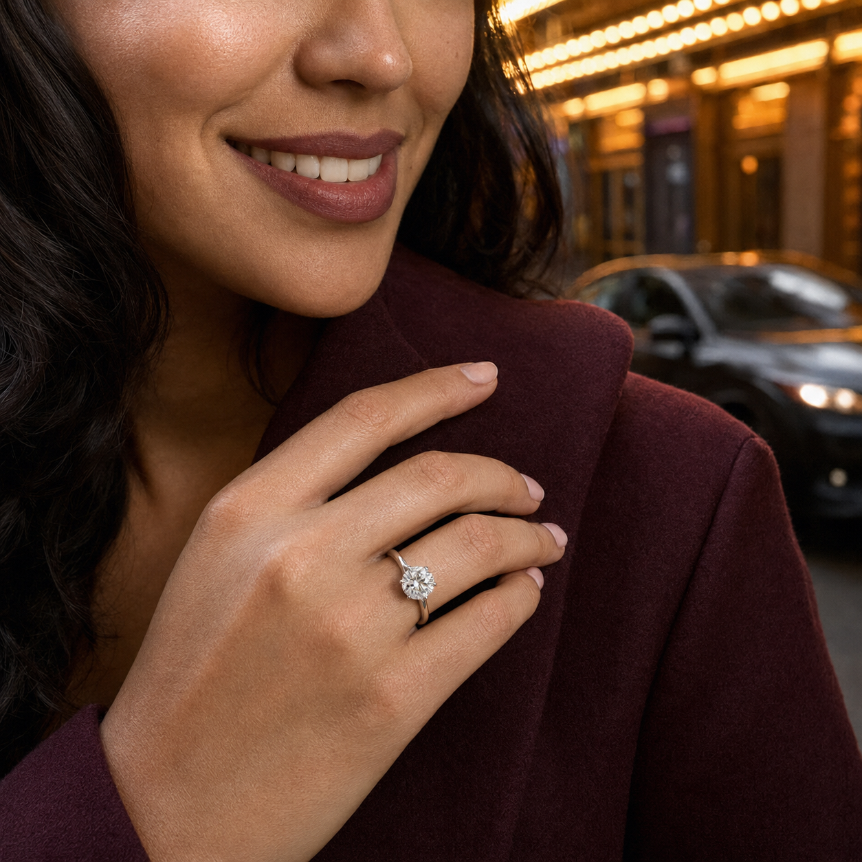 Round_White_Gold_02_Ring_Lifestyle.png