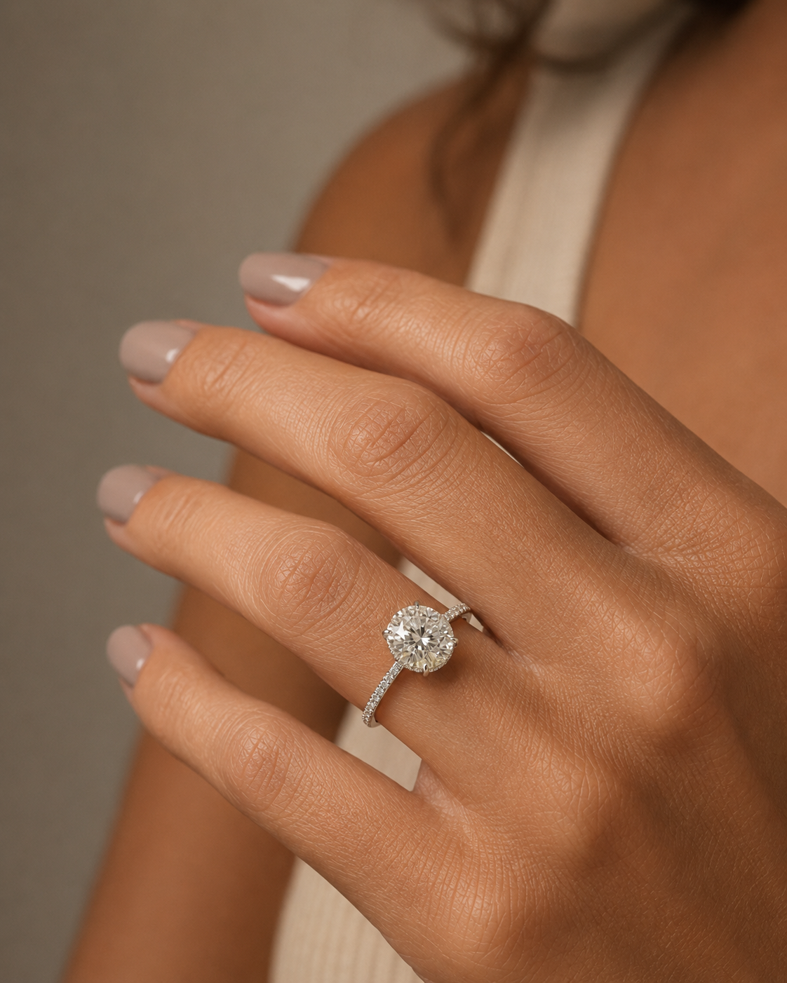 R08_Lifestyle_White-Metal_Round-Hidden-Halo.png