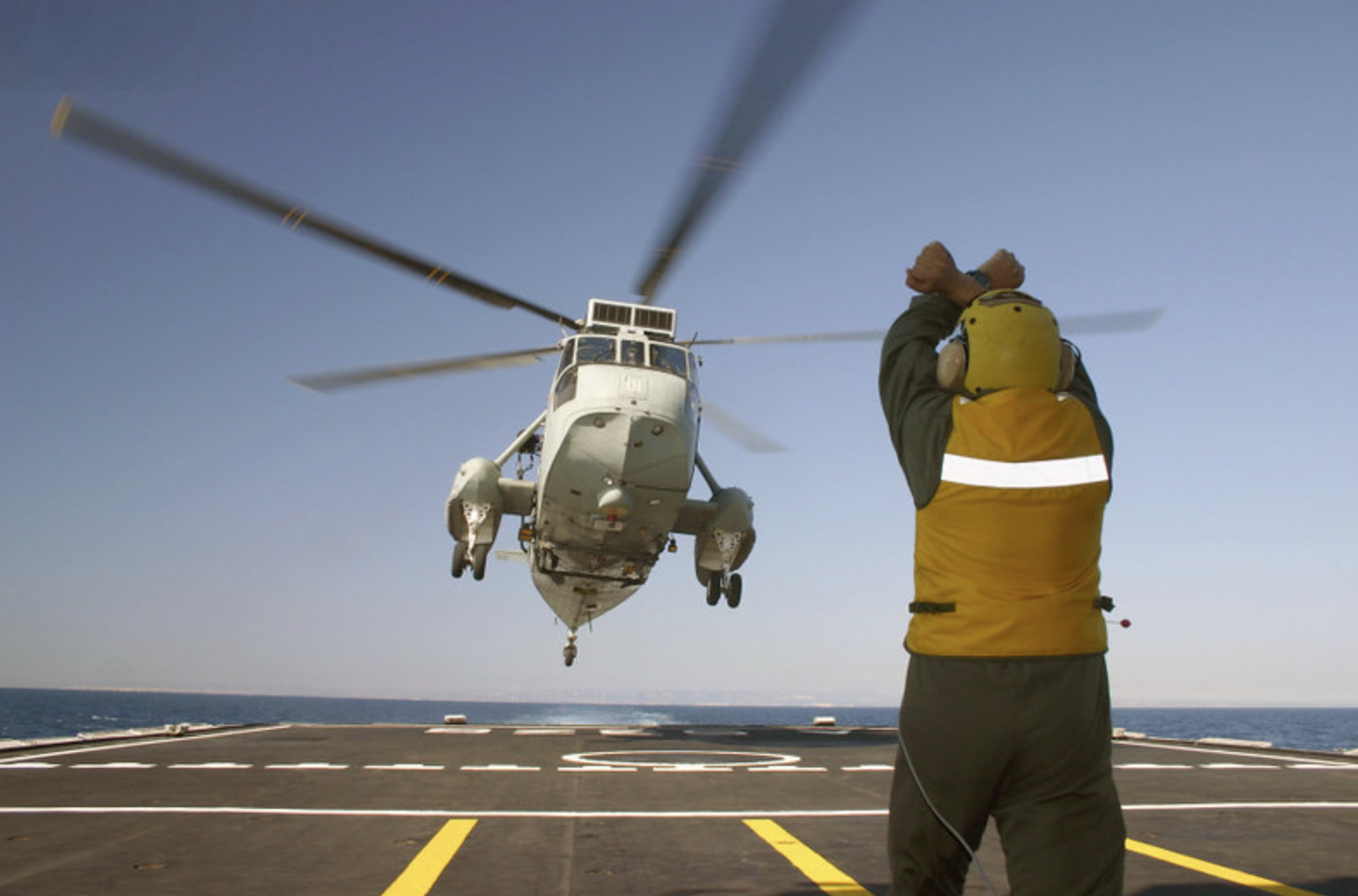 SH-3 Sea King landing