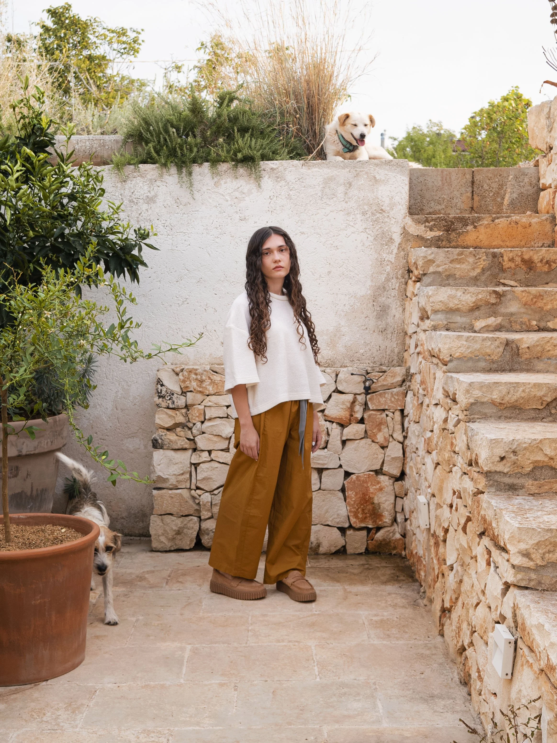 Roberta wears the Bari pant with the Genova T