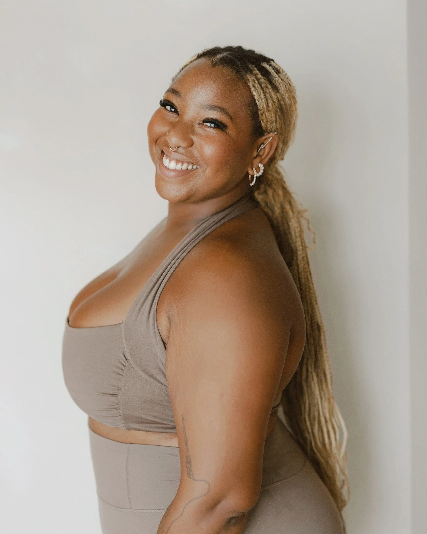 Meet Izzy🤍

Izzy fell in love with Pilates after college while searching for a way to reconnect with movement and create a routine she genuinely looked forward to. With a lifelong love of fitness and dance, Pilates quickly became her favorite form o