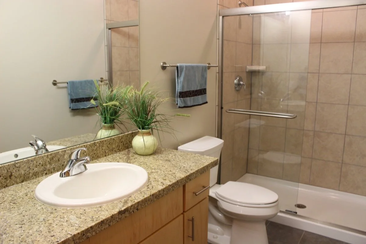 unit-E-Bathroom.JPG