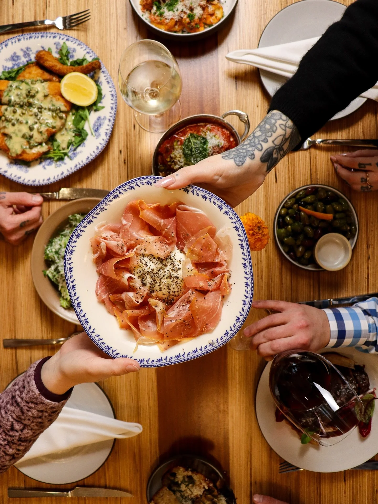 Friday.
Weekend mode: on.

Lunch that accidentally becomes &ldquo;the afternoon&rdquo;.
Dinner that turns into another glass.
Tableside br&ucirc;l&eacute;e.
Prosciutto doing damage.

Holiday lights.
A wine list that shows off quietly, but proud.
Low-