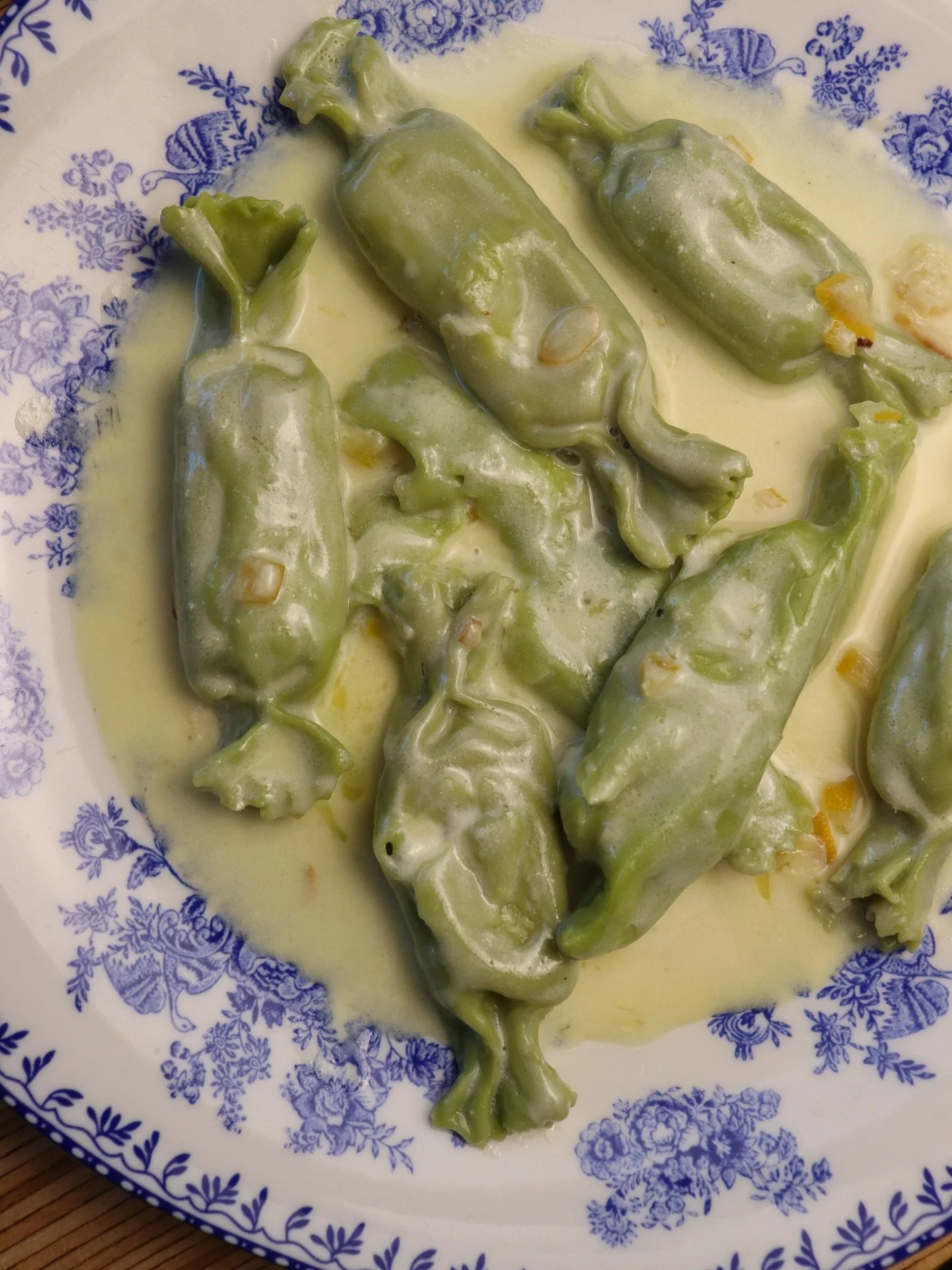 You know that feeling when something just&hellip; clicks? Ricotta house made caramelles. Preserved lemon cream. Toasted garlic. Sun-dried tomatoes. 24-month pecorino. Pea shoots.
Yeah. It&rsquo;s that. And then you&rsquo;re in love 😻 

Caramelles ar