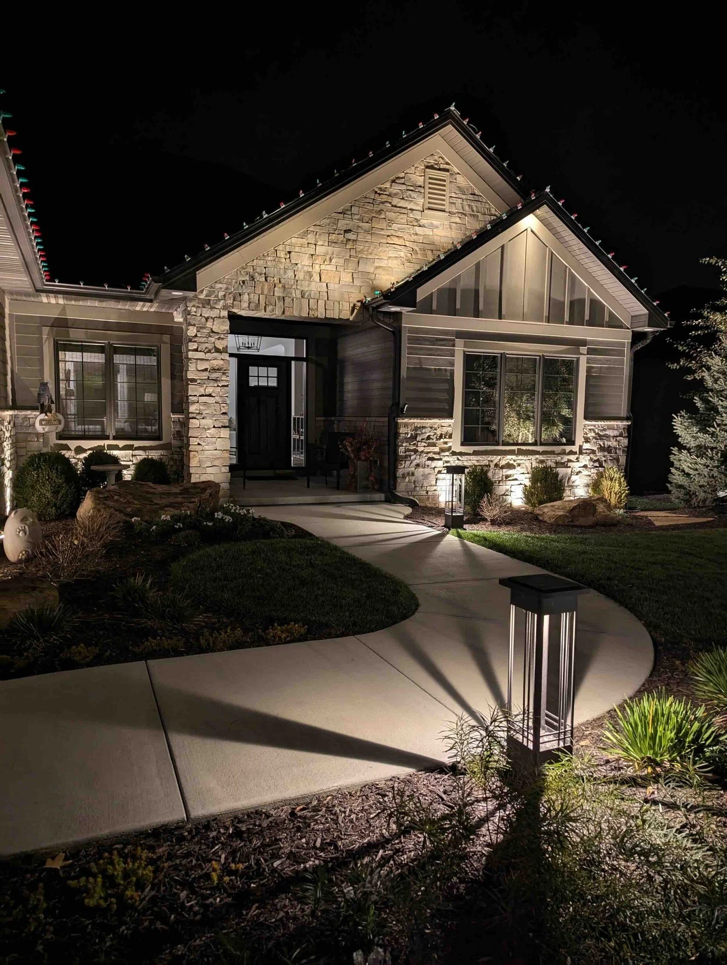 🍁 Your front entry sets the tone for your entire home making it one of the most important places to light effectively.
Here’s how to make it both safe and stylish:
✨ Use downlighting to avoid harsh glare
🚪 Highlight walkways, steps, and door