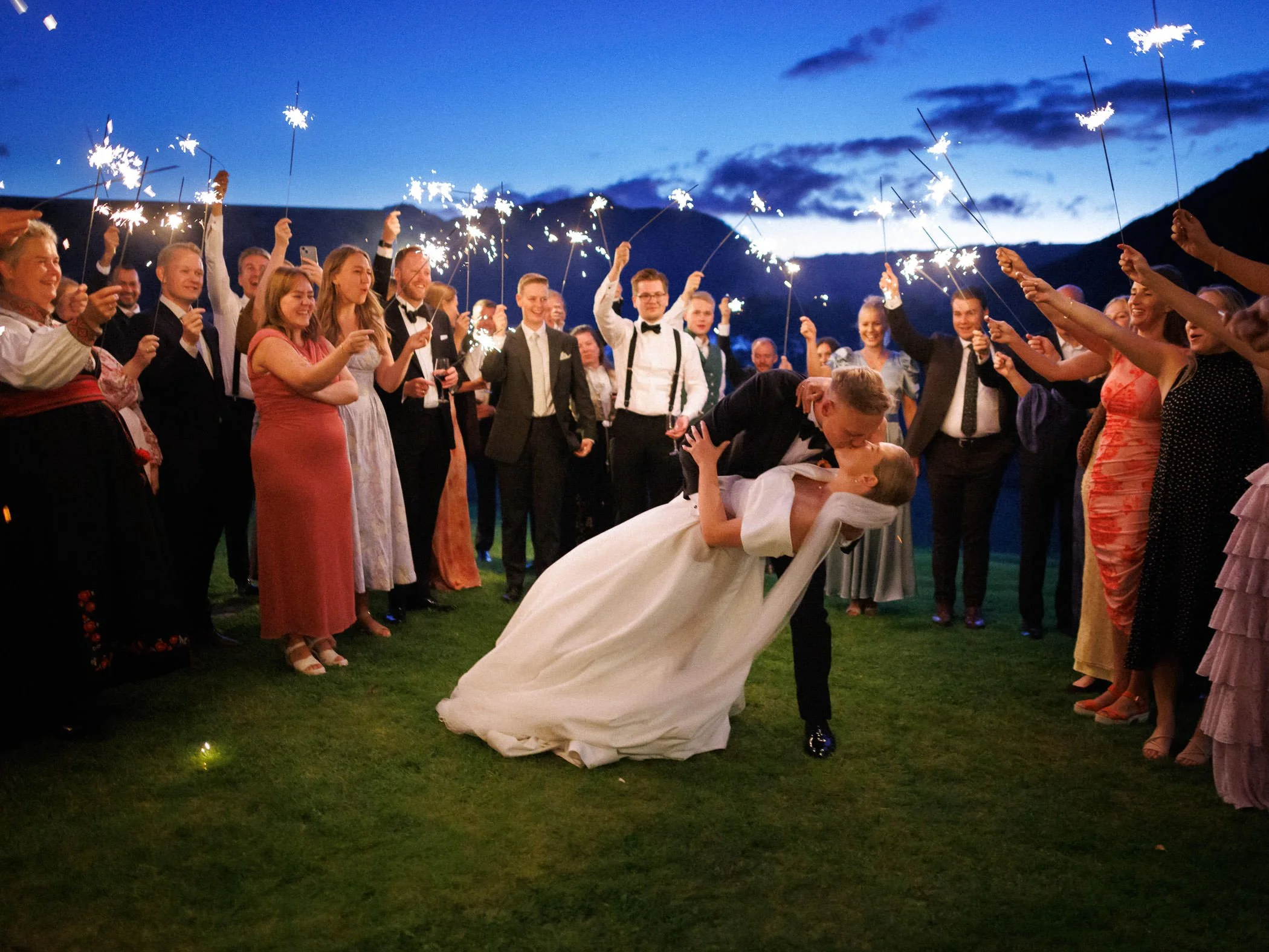 Brudepar som kysser under stjerneskudd på bryllupsfest på Høiland gård i Årdal.