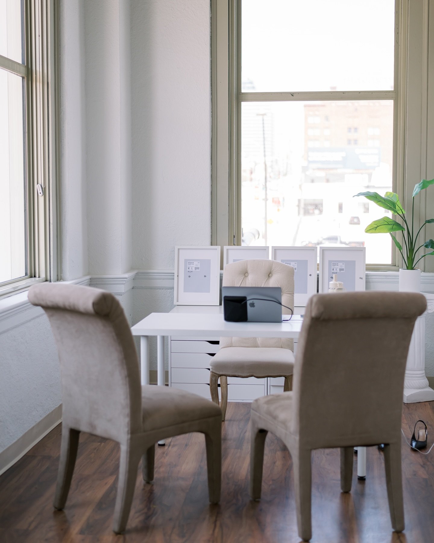 WELCOME TO FIRESHOT NORTHWEST

The most perfect blank canvas for any session type! We are so excited to introduce our second studio space. Located on the same floor of the same building as the original! You now have your choice in studio spaces. We c