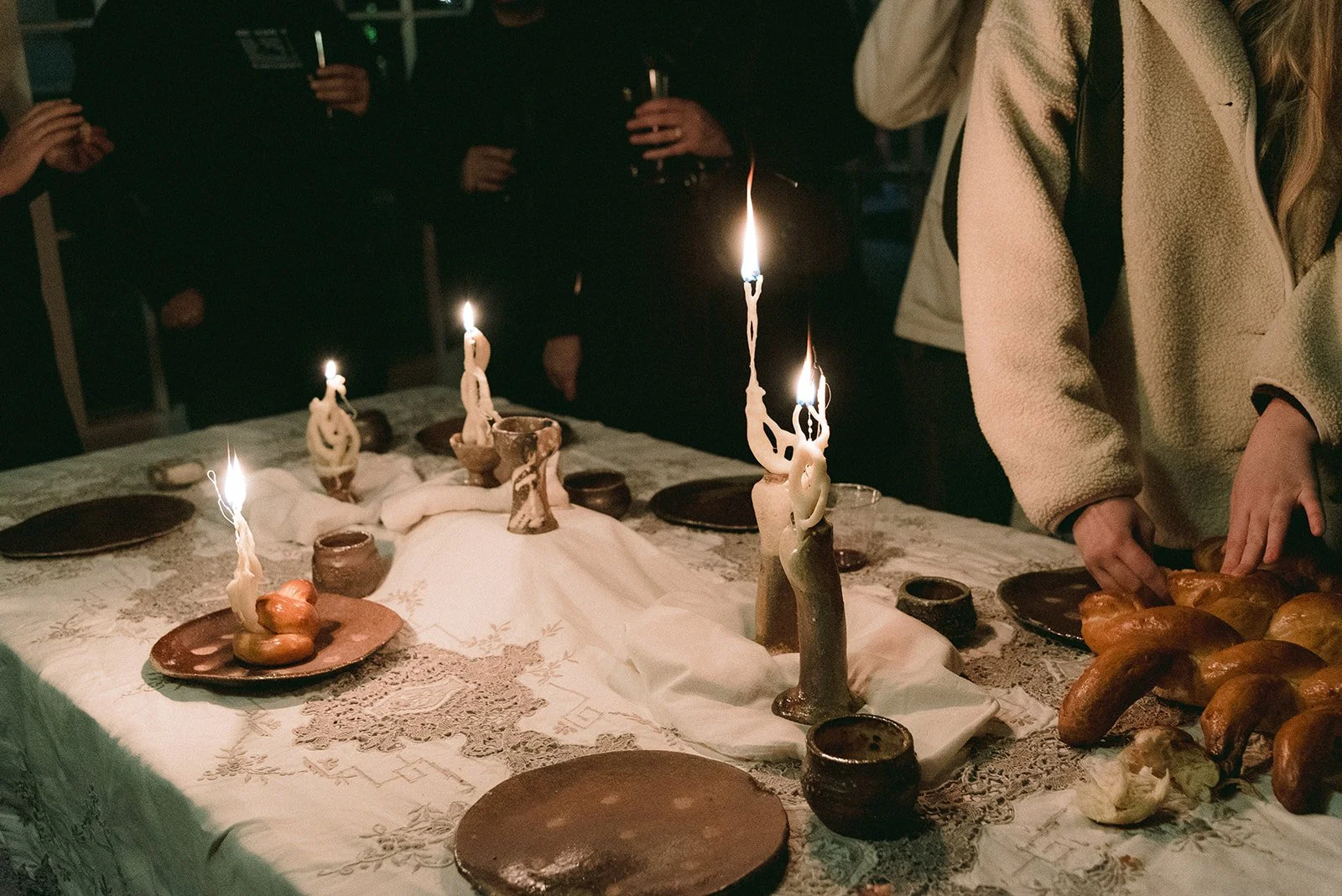 Twenty Five Hours, October 2025.
A temporal, collaborative installation curated by Na’ama Freeman, with ceramics by Jill Rosenzweig, Challah sculpture by Sidney Starkman, and candles and paper sculpture by Levana Katz.
 
Photographed by Hilary Dean.