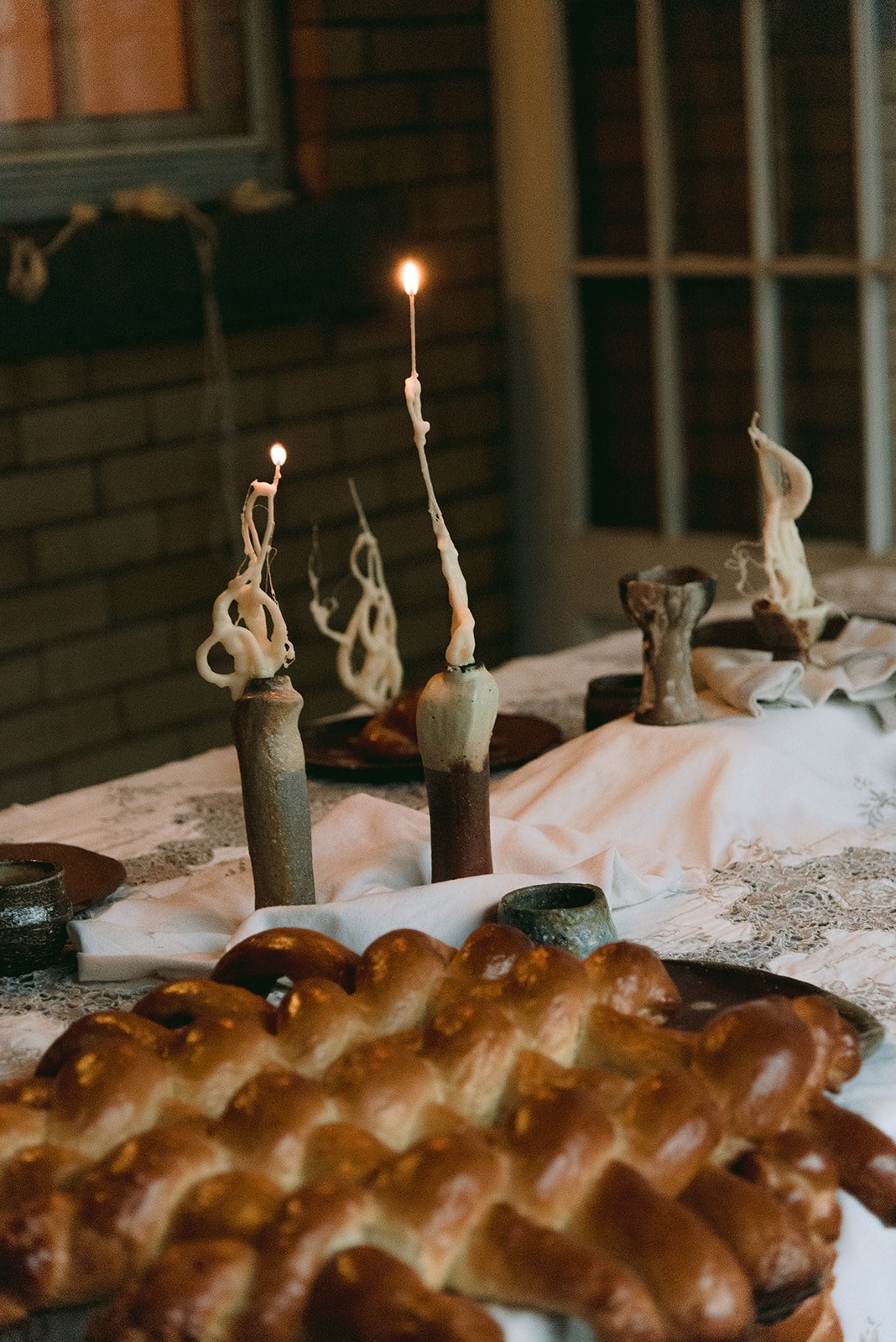 Twenty Five Hours, October 2025.
A temporal, collaborative installation curated by Na’ama Freeman, with ceramics by Jill Rosenzweig, Challah sculpture by Sidney Starkman, and candles and paper sculpture by Levana Katz.
 
Photographed by Hilary Dean.