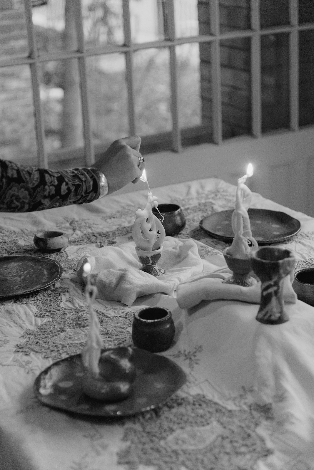 Twenty Five Hours, October 2025.
A temporal, collaborative installation curated by Na’ama Freeman, with ceramics by Jill Rosenzweig, Challah sculpture by Sidney Starkman, and candles and paper sculpture by Levana Katz.
 
Photographed by Hilary Dean.