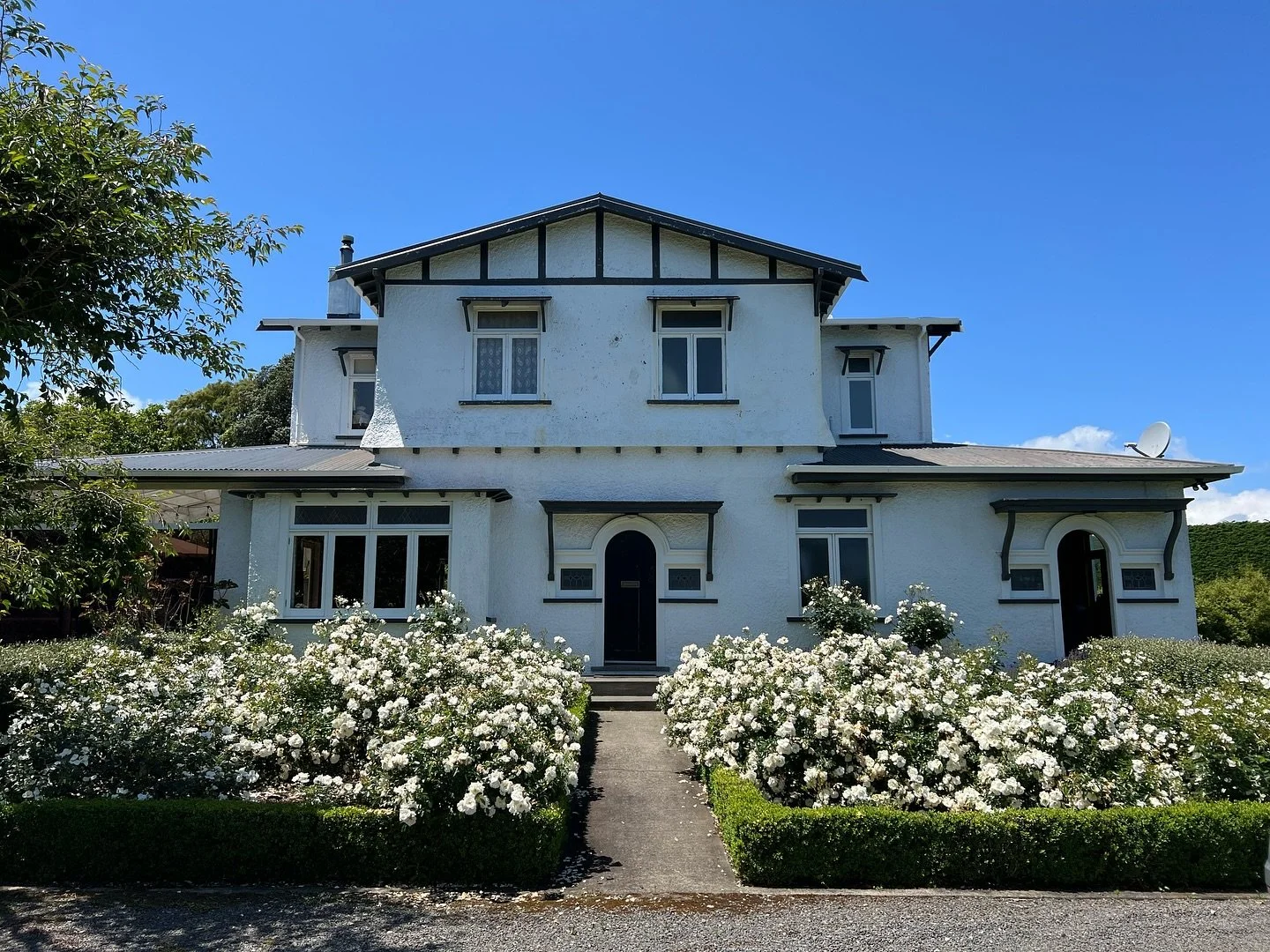 Exterior refresh done right 🌿
This beautiful character home was ready for a makeover.

I was honoured to help the owners explore colour options through my facade concept renders before landing on this calming combination:

Resene Ravine on the cladd