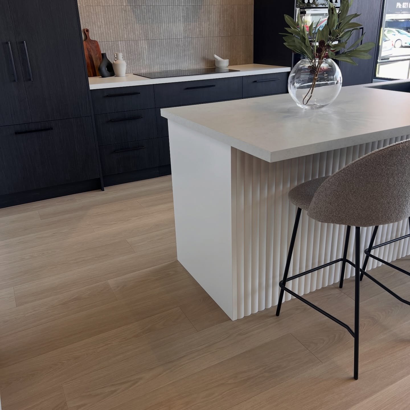 Start from the ground up ✨

Quick-Step Perspective in Beige Varnished Oak from @flooringxtra is soft, natural, and effortlessly grounding, letting the darker kitchen cabinetry shine.