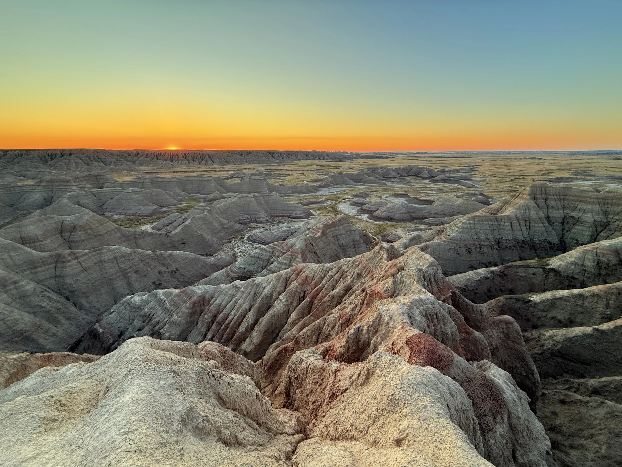 SouthDakotaRoadtrip-BigBadlandsOverlook-Sunrise-9.jpeg