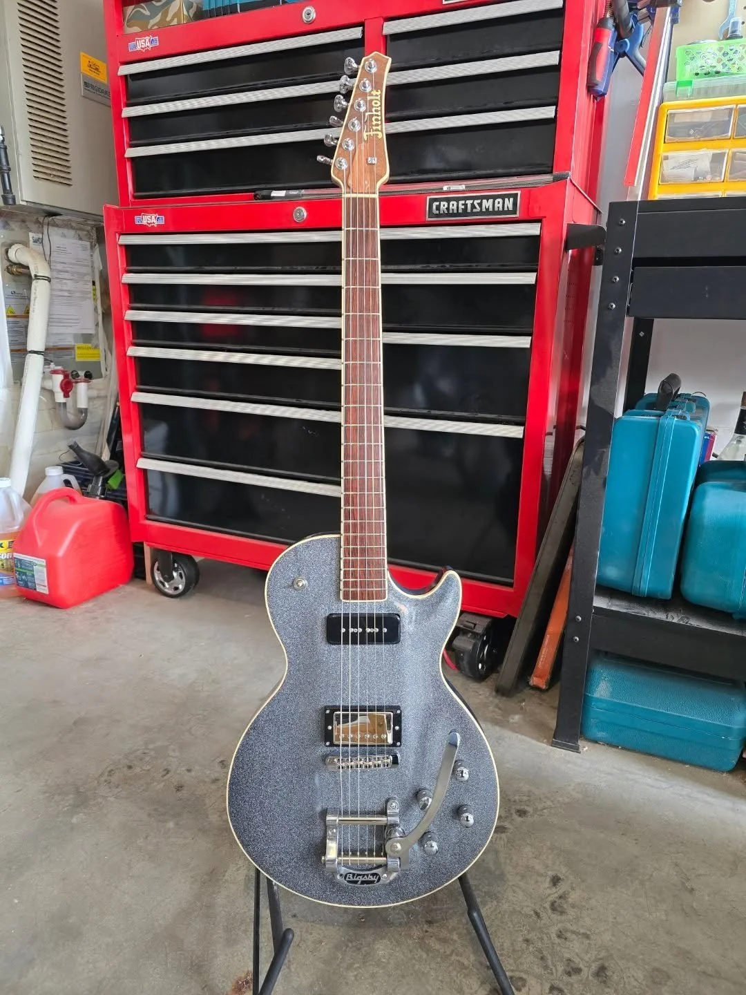 It's the first day of October, and the first Songbird LP is ready to fly out into the world and rock some socks off! DM for info on how to order one for yourself 😁🤘

#finholtguitars #guitar #guitars #customguitar #customguitars #guitarbuilder #luth