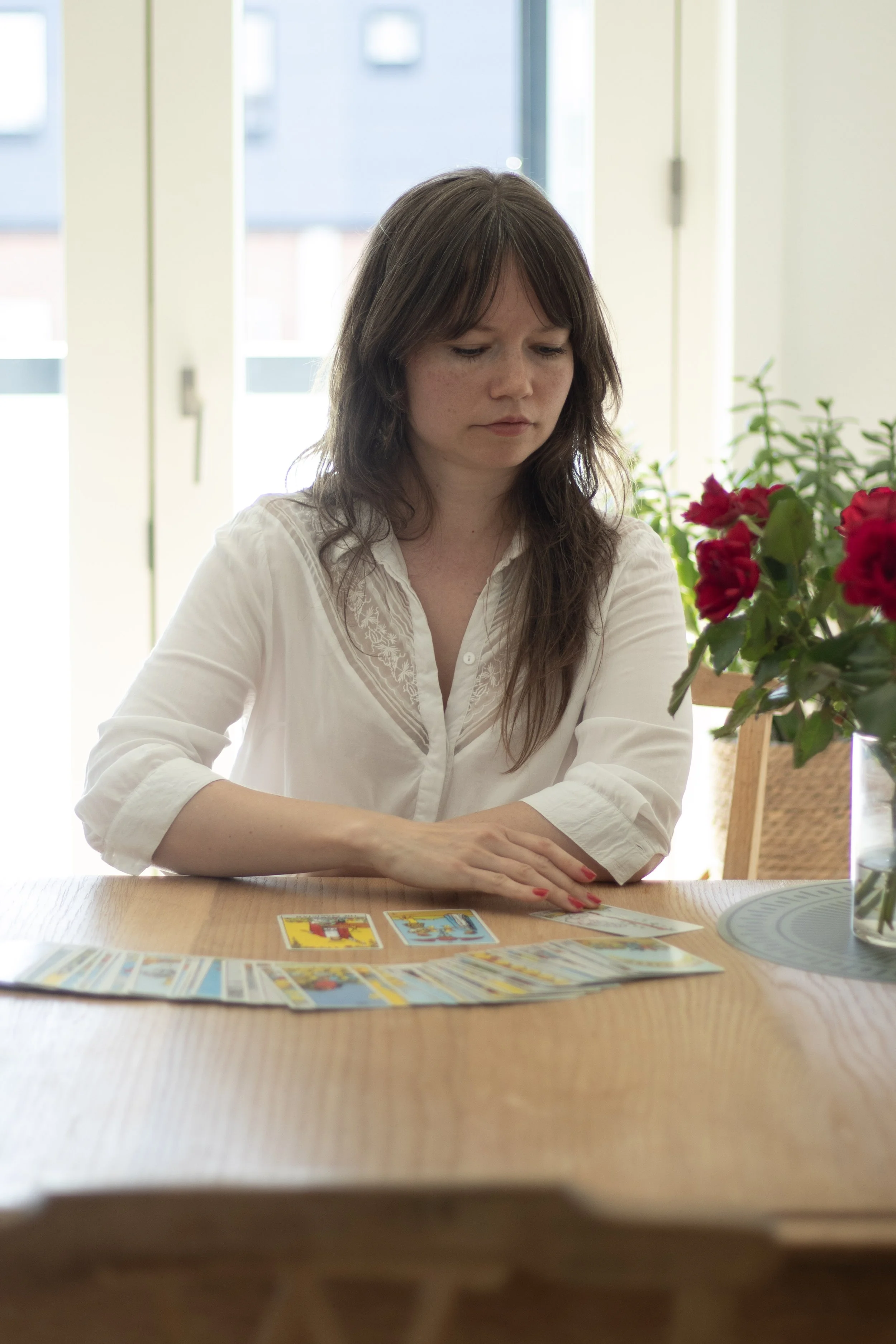 Philipa Eriksen lægger tarotkort