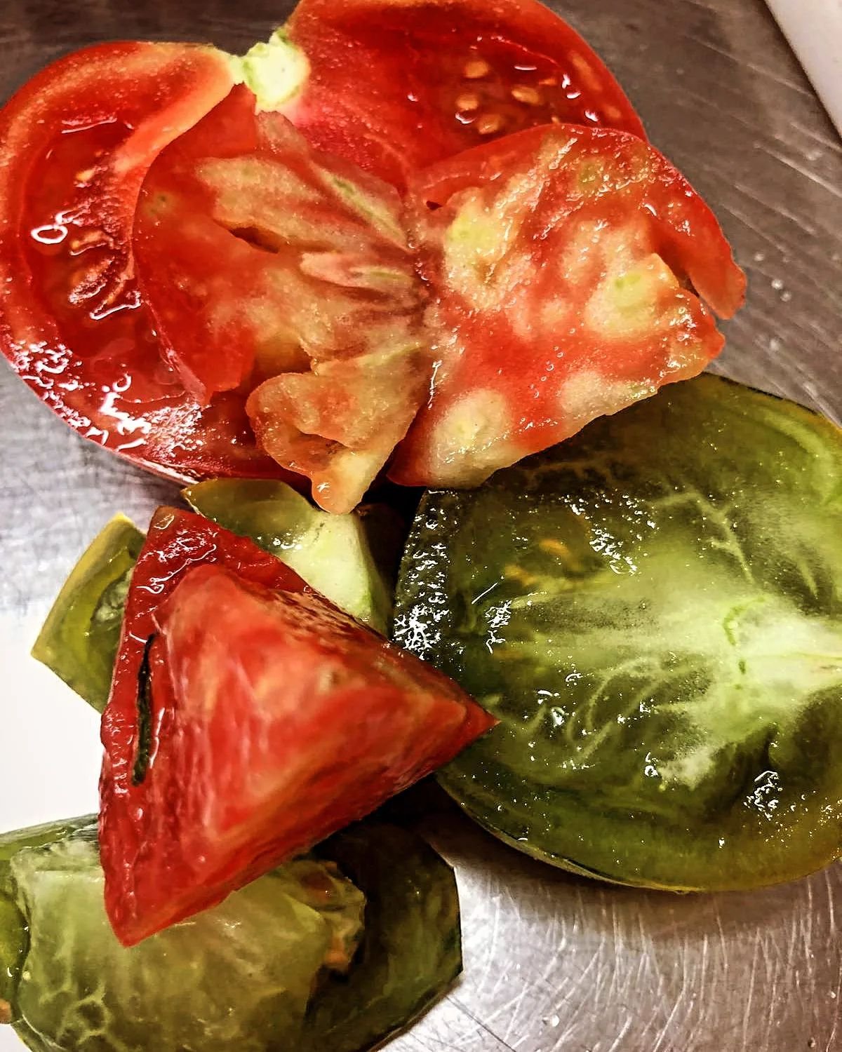 M&Uuml;NCHNER TOMATEN, TOMATES DE MUNICH, POMODORI DI MONACO 🍅 only @marais_soir

#tomate #pomodoro #homemade #eigeneernte

👉 Feine K&uuml;che, vorz&uuml;glicher Wein, Voil&agrave; et &agrave; bient&ocirc;t au #maraissoir &ndash; #homemade #frenchc