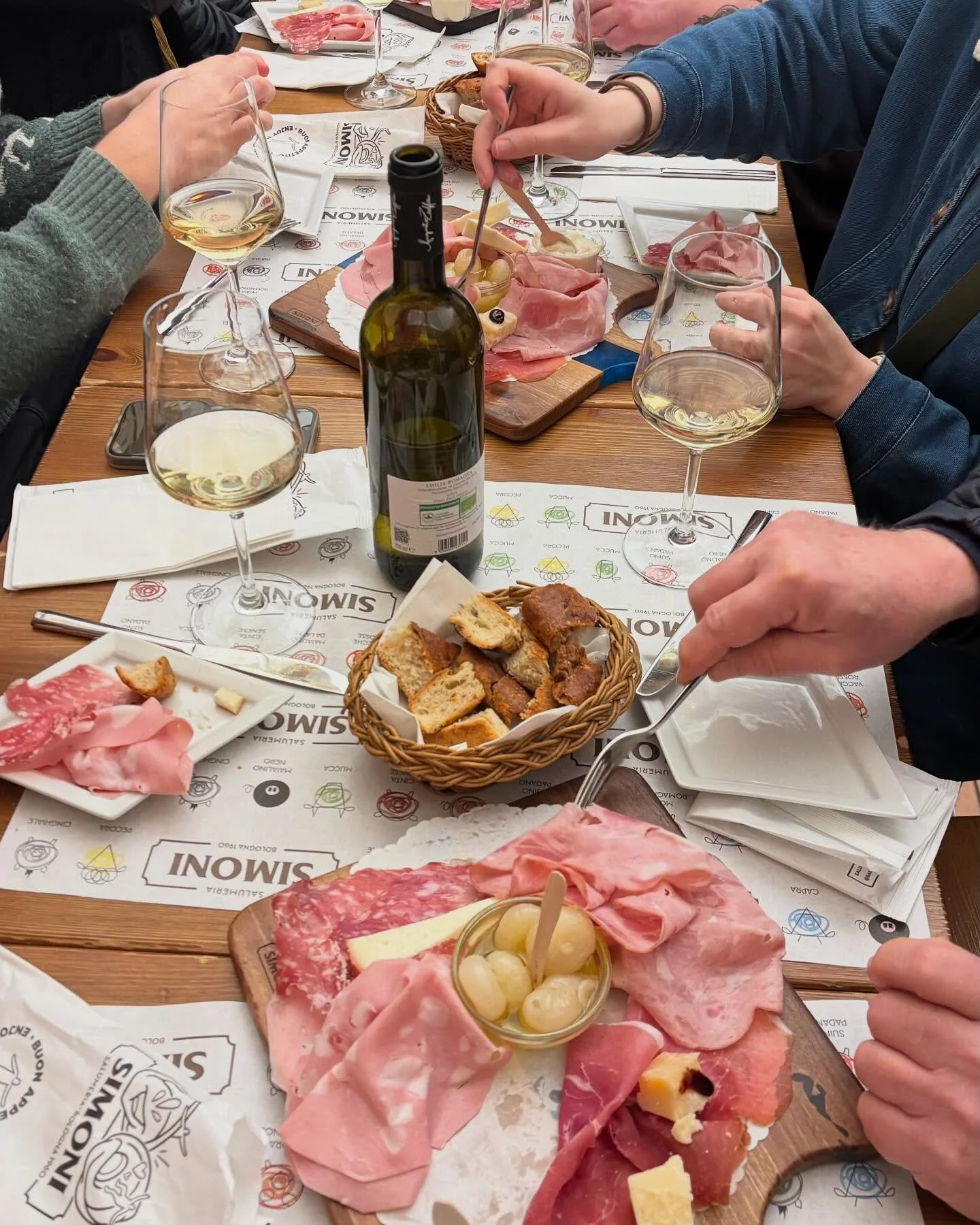 Bologna Food Tours &amp; Enogastronomia Experiences! 

Links 🔗 in profile 
@tastebologna @viaemiliachef 
.
.
@viator 
@getyourguide 
@airbnb
@salteteguides 
@salumeria_simoni 
@principebologna 
@labaita_vecchiamalga 
.
#bolognafoodtours #emiliaromag