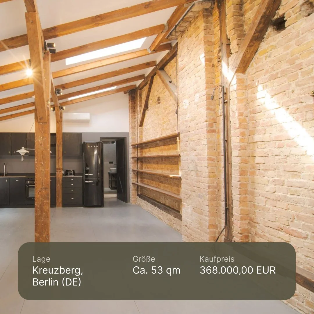 Ruhig gelegene DG-Wohnung mit Backsteinmauer & Balkendecken