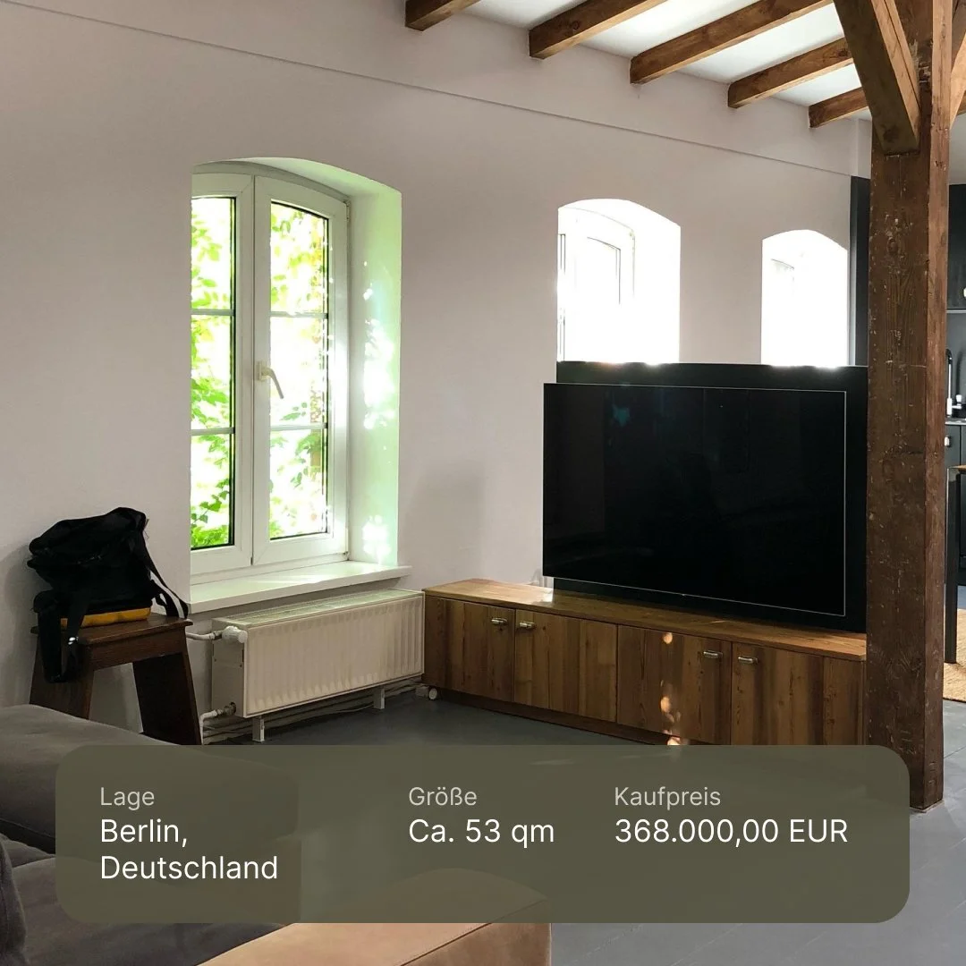 Ruhig gelegene DG-Wohnung mit Backsteinmauer & Balkendecken