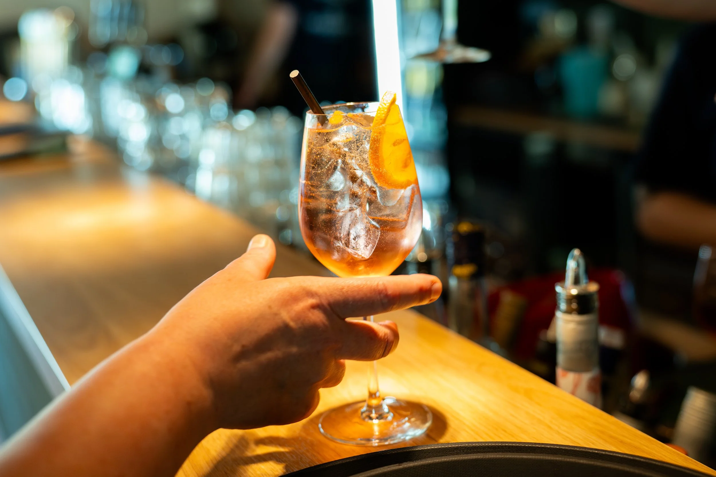 Käsi tarttumassa Marina Vistan drinkkiin