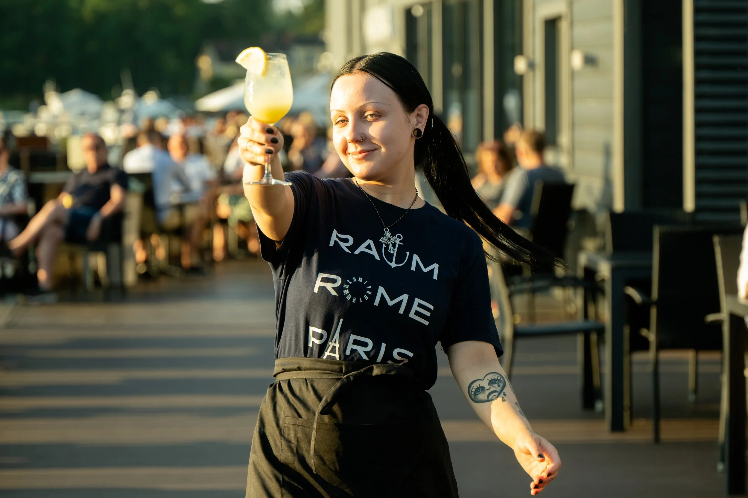 Iloinen Marina Vistan tarjoilija kädessään mocktail