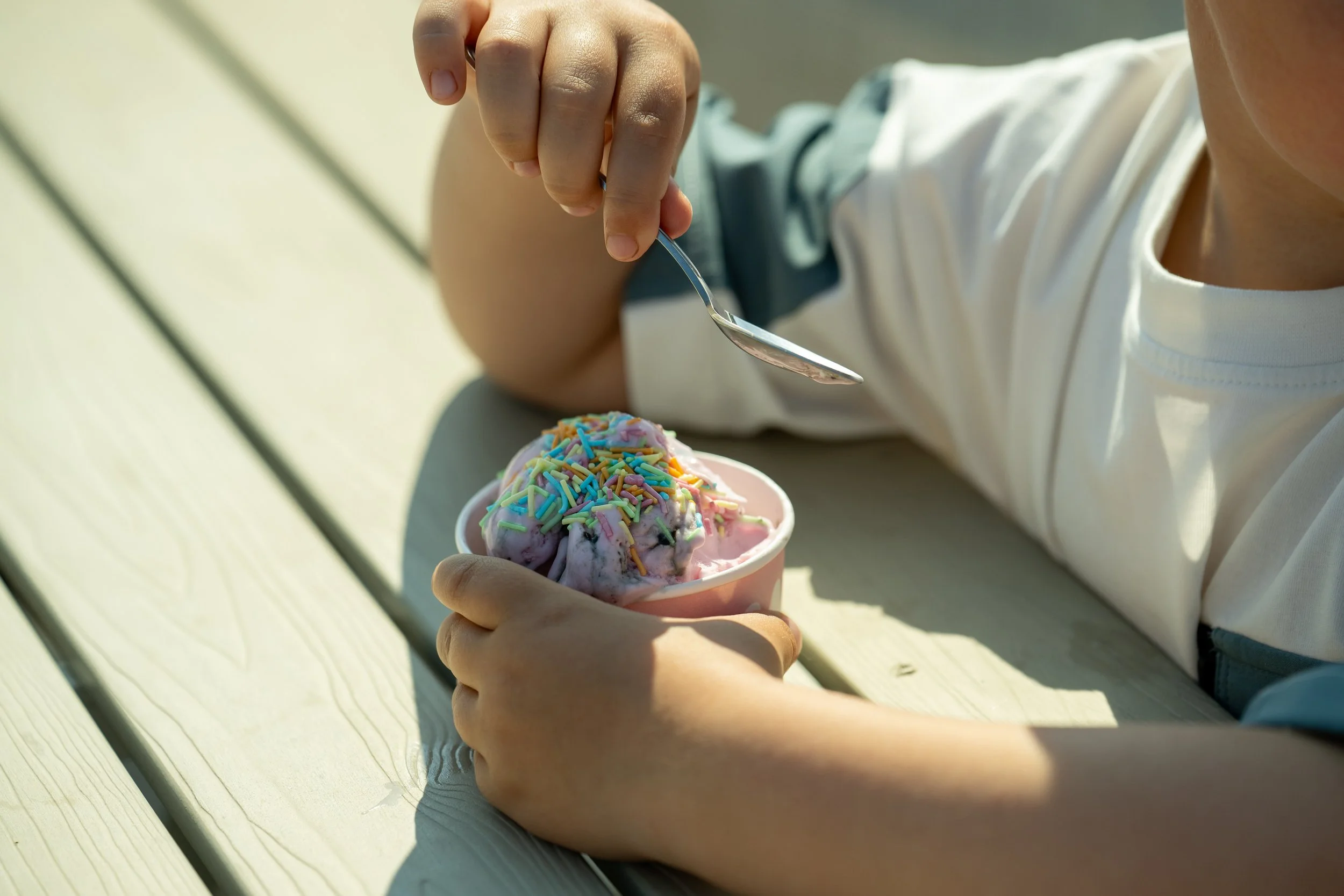 Lapsi syömässä Marina Vistan jäätelöannosta