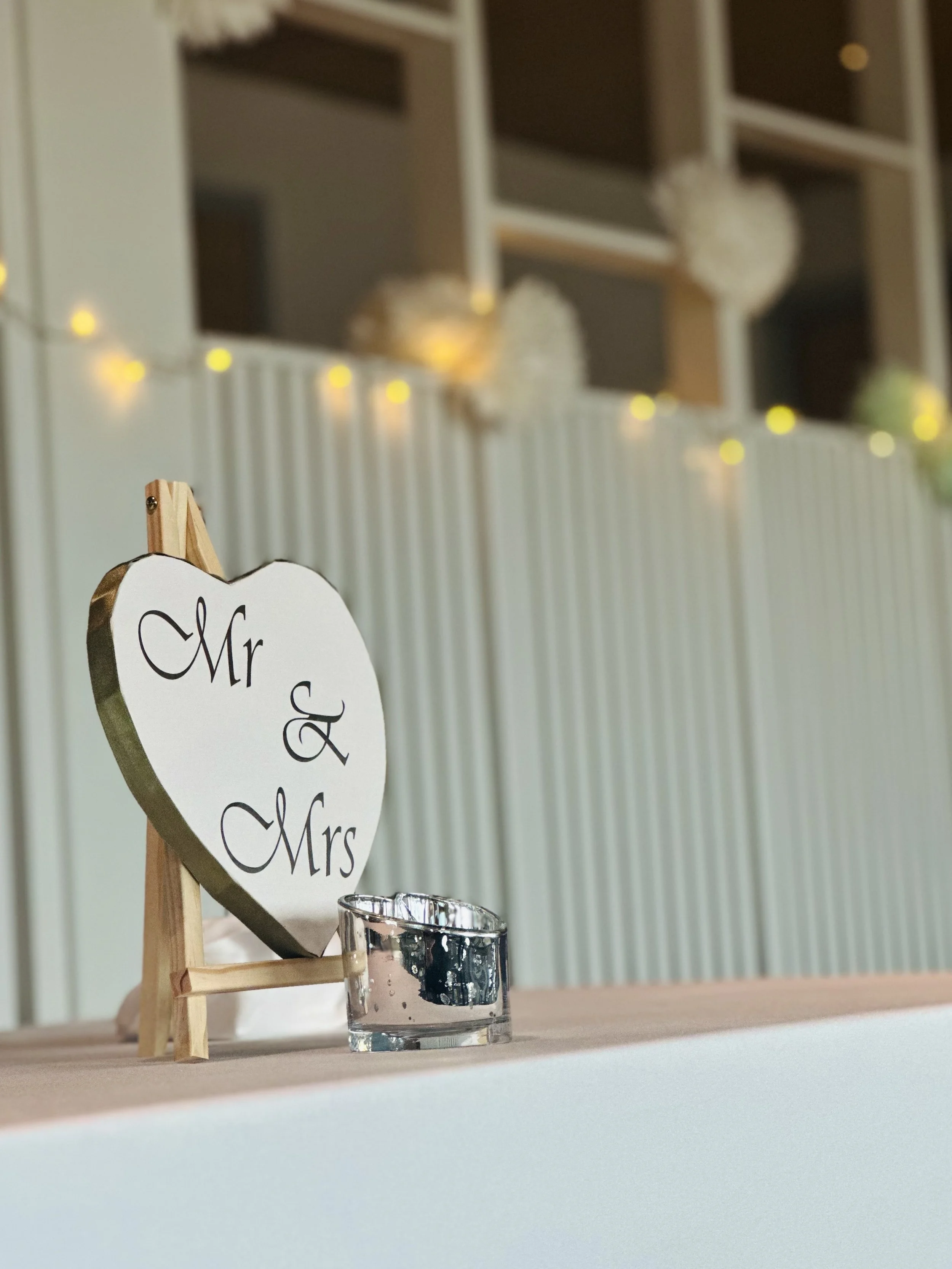 Mr & Mrs -kyltti hääjuhlassa Marina Vistassa