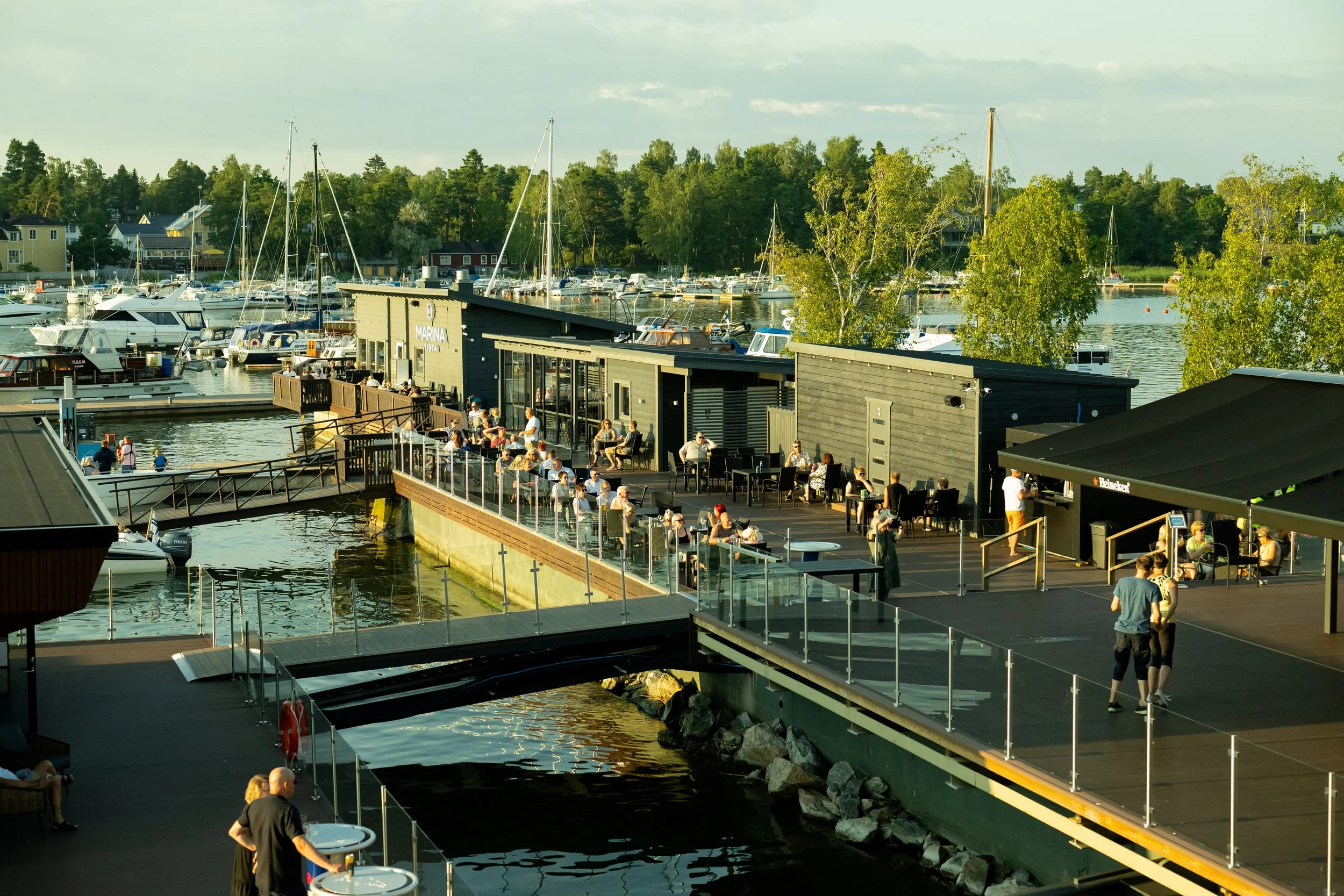 Marina Vistan terassi kesäiltana