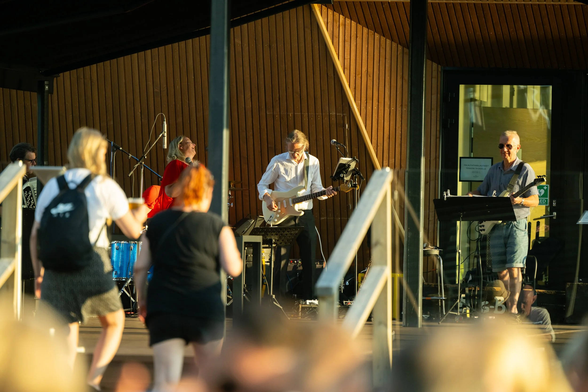 Livemusiikkia kesäiltana Marina Vistan terassilla