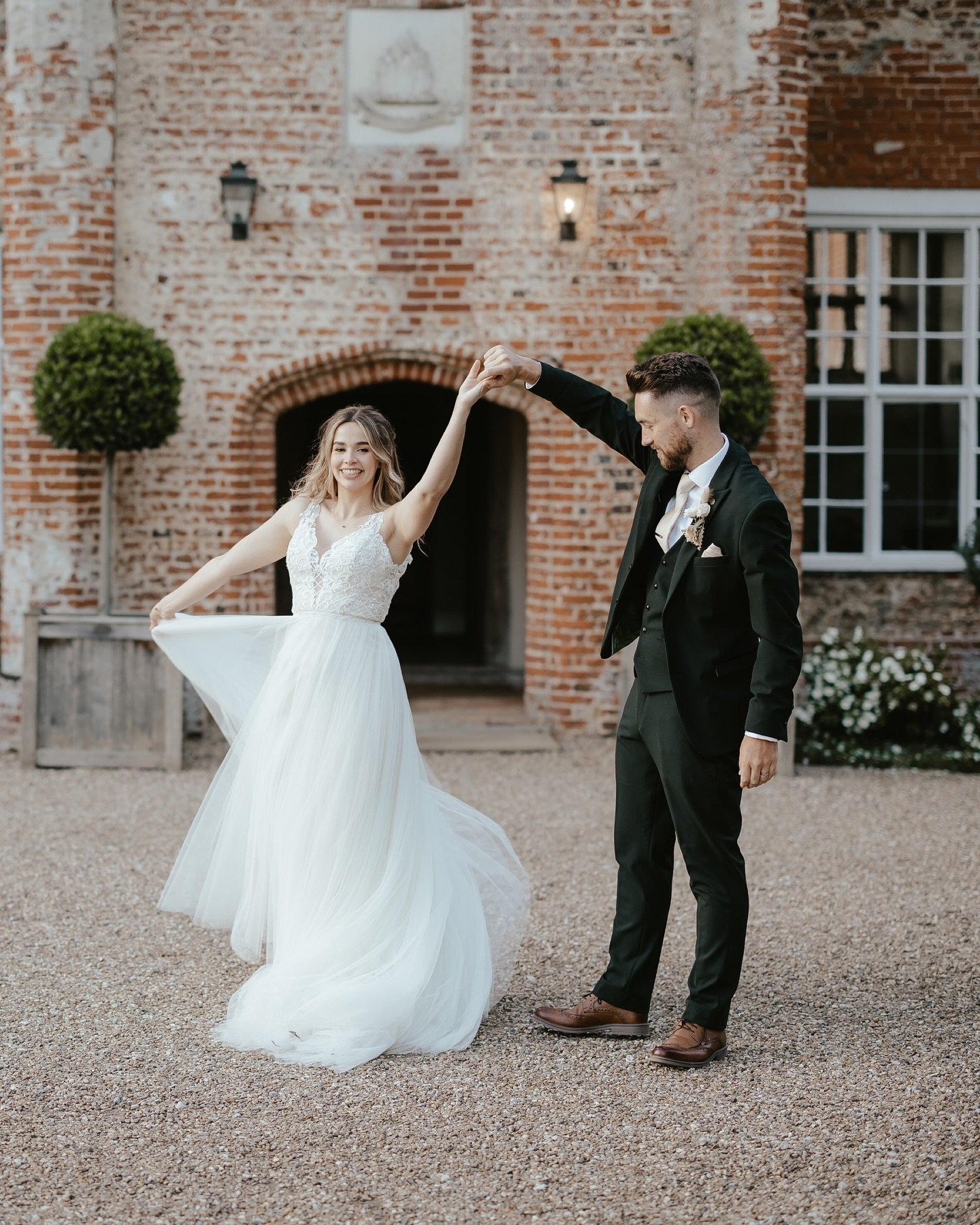 A lovely little feature over at @muddysuffolkcambs 🤍 

If you&rsquo;re looking for some real wedding inspiration take a look at the beautiful Kelly &amp; Nick&rsquo;s spring wedding over on @muddysuffolkcambs blog. What a day it was! 

Here is a lit