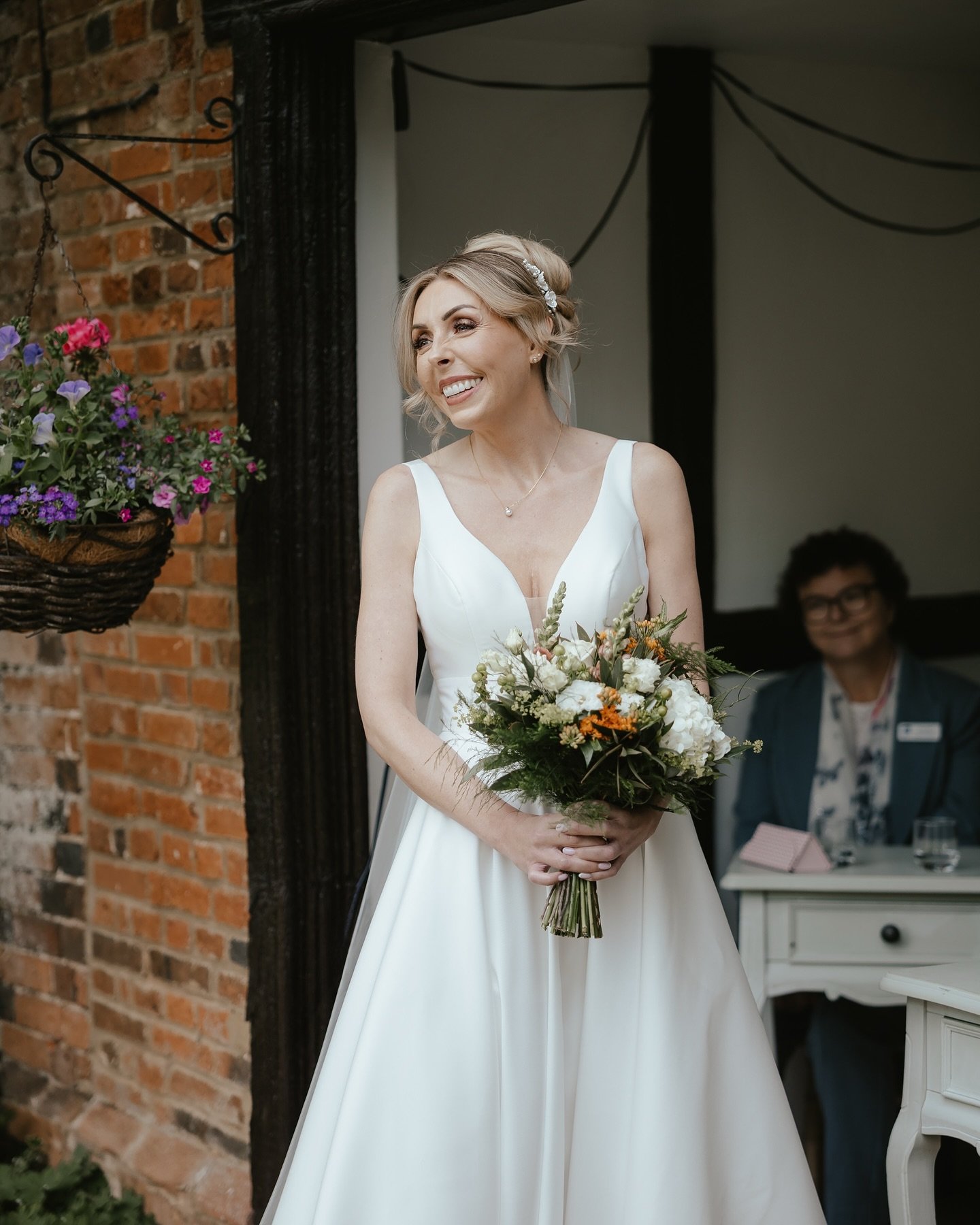 A few frames from a beautiful bank holiday wedding at Woodhall Manor 🤍 

The weather might not be giving summer right now, but I&rsquo;m manifesting with all the June brides for beautiful days like this with outdoor ceremonies and sun soaked cocktai