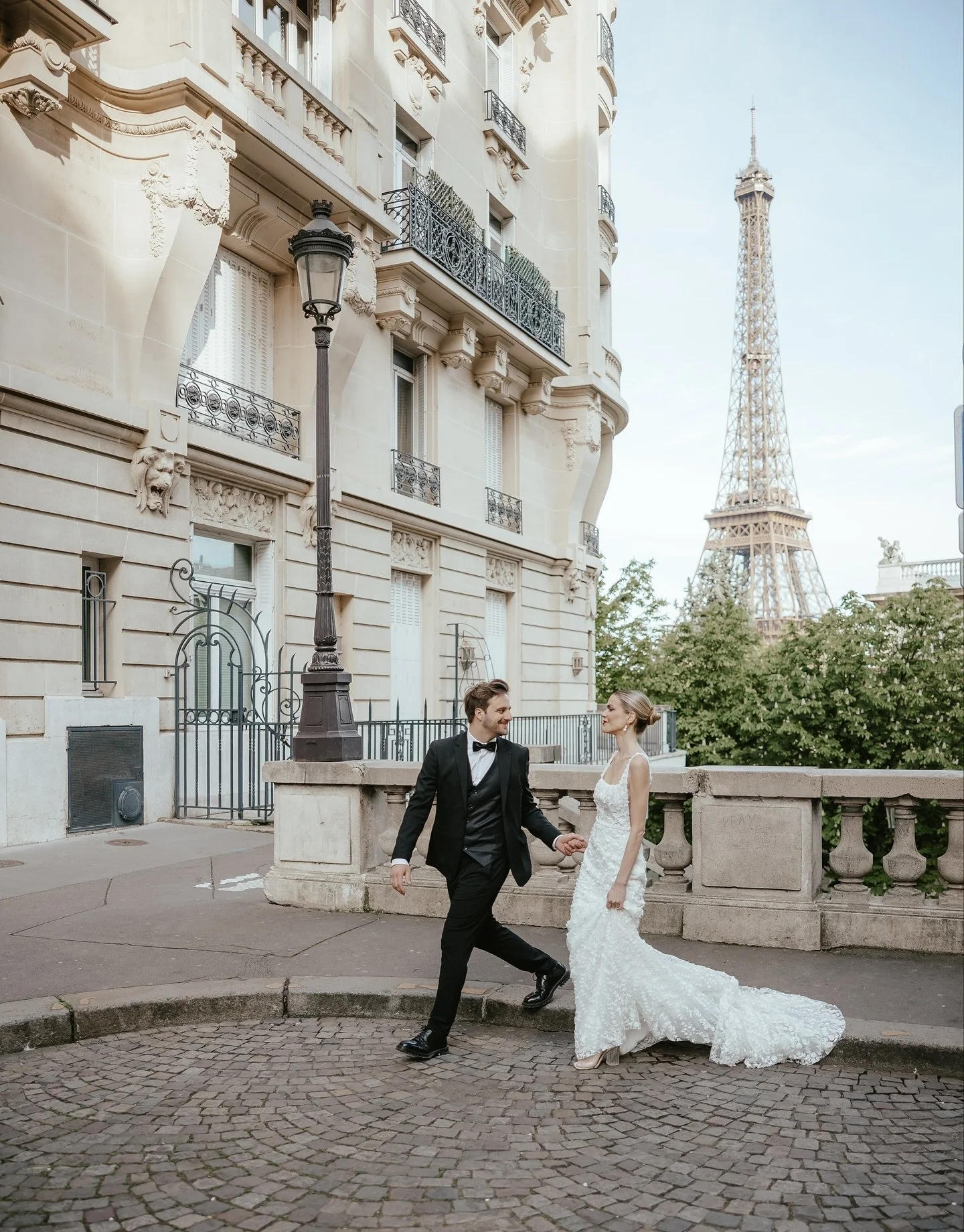 Love looks even brighter in Paris 🇫🇷 

I think this has to be my favourite spot to photograph, look at that backdrop! 

Photographer: @samantha_jayne_photography 
Concept &amp; Planning: @imagesbyanna &amp; @samantha_jayne_photography 
MUA: @stepha